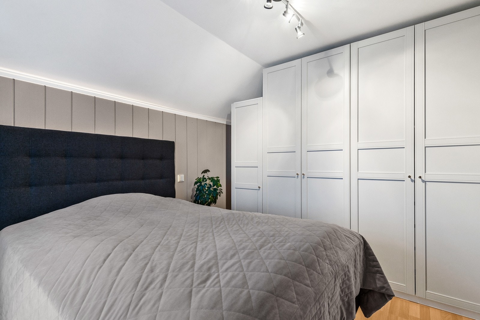 Plassbygd garderobeskap. Galleribilde