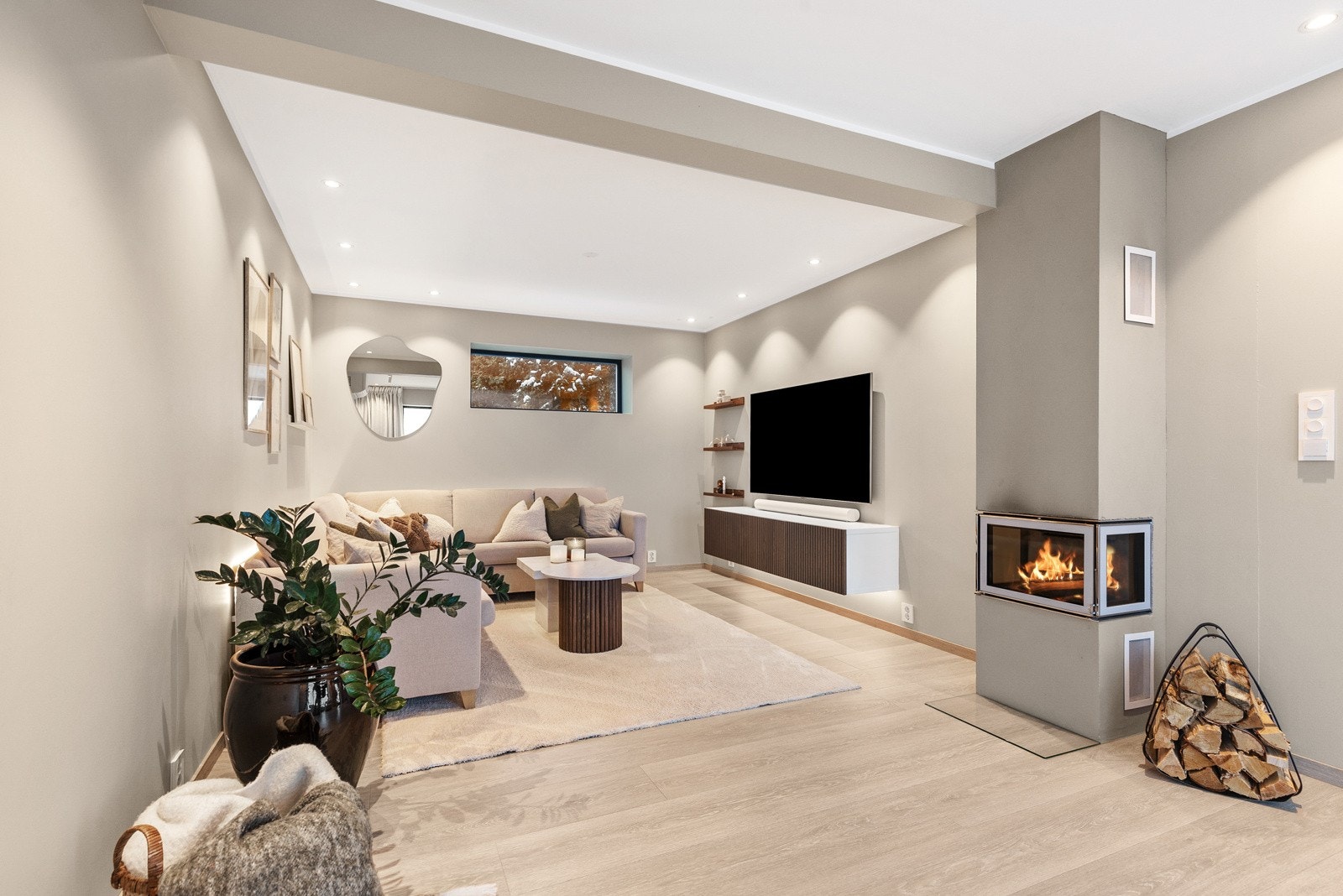 Allrommet varmes opp med både peisovn og varmepumpe. Galleribilde