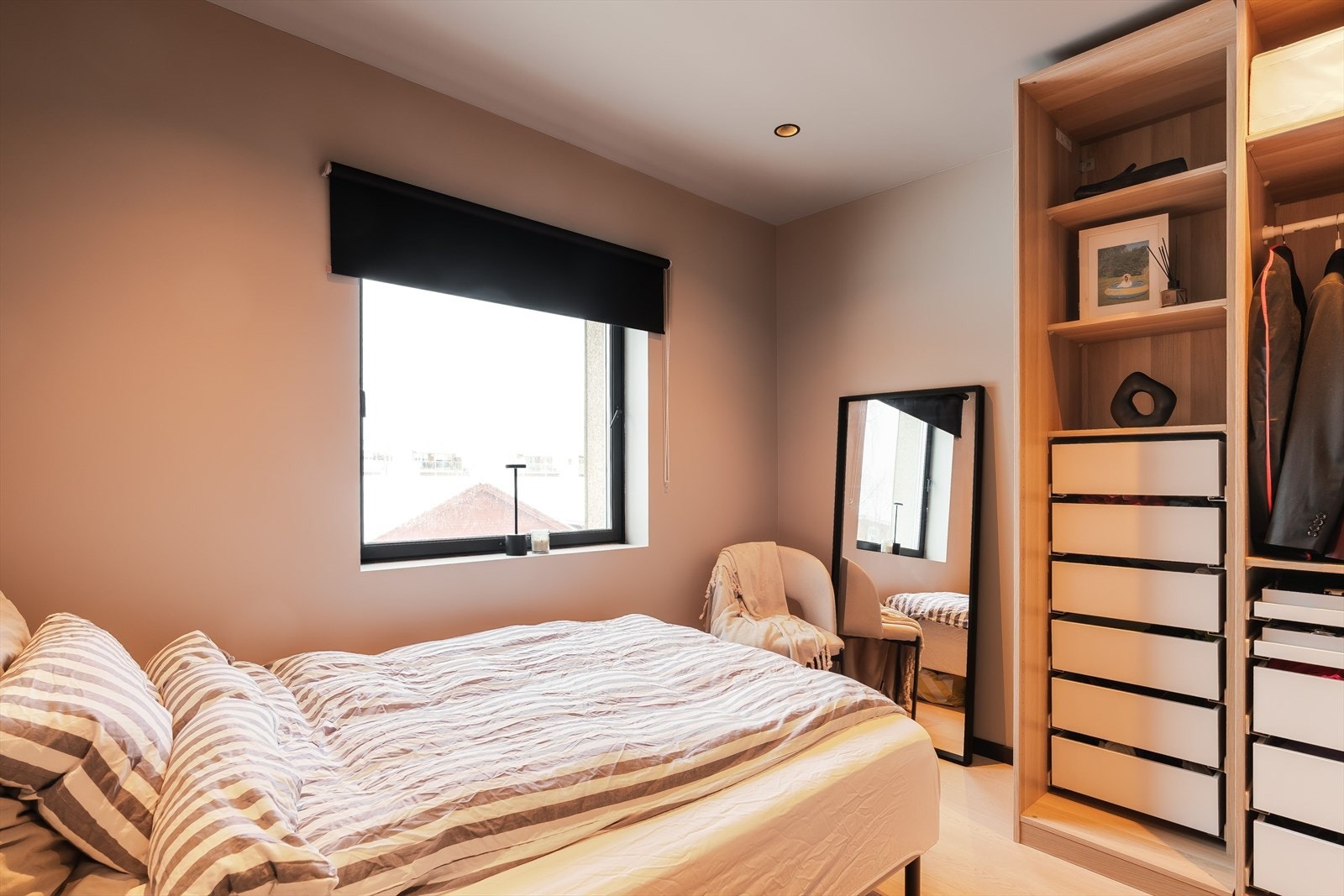 Felles for begge soverommene, er at de vender ut mot et rolig område som er felles for borettslaget. Galleribilde