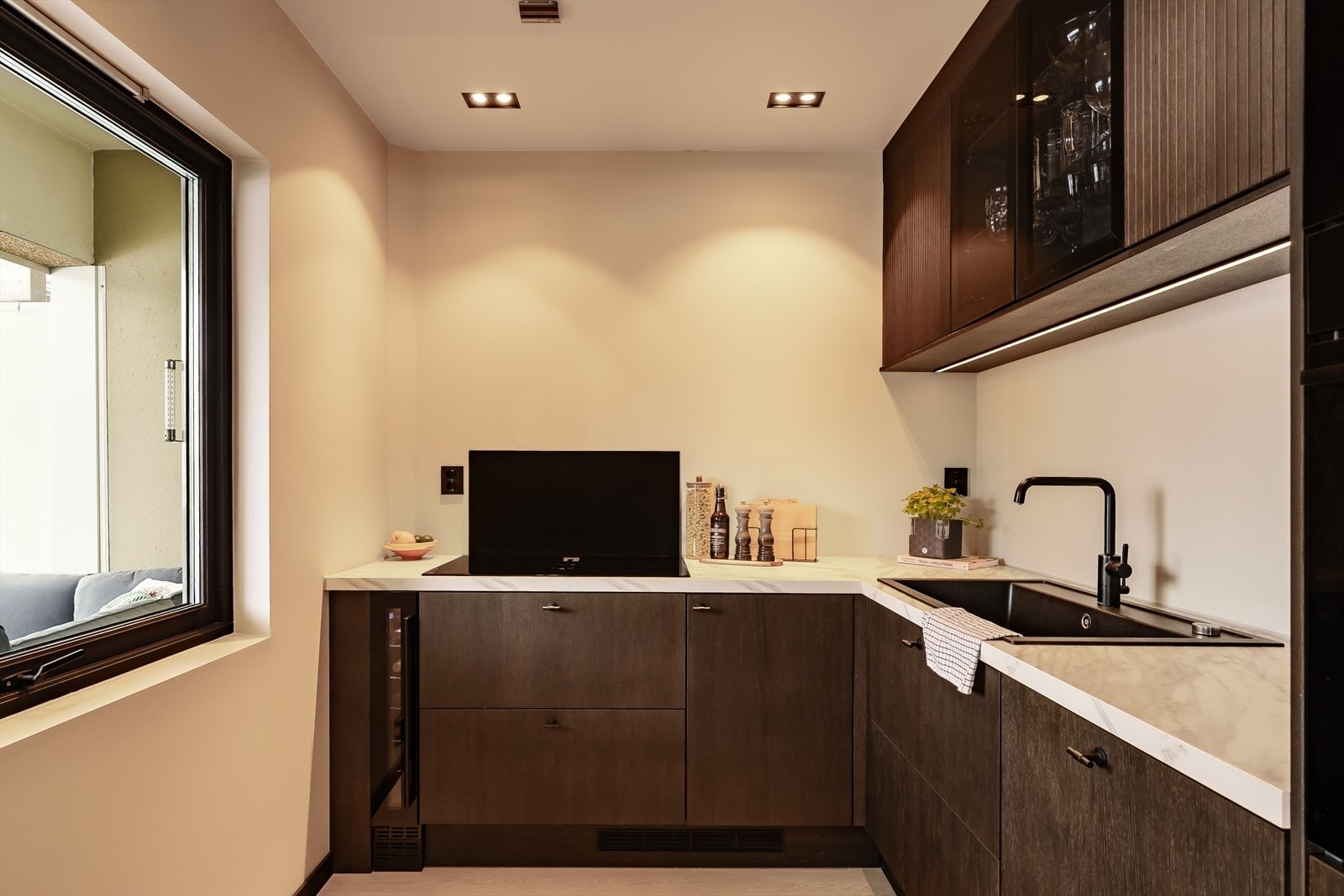 Komfyrvakt er installert på platetoppen, samt automatisk stoppekran med gulvføler er installert i skap under oppvaskkum. Galleribilde