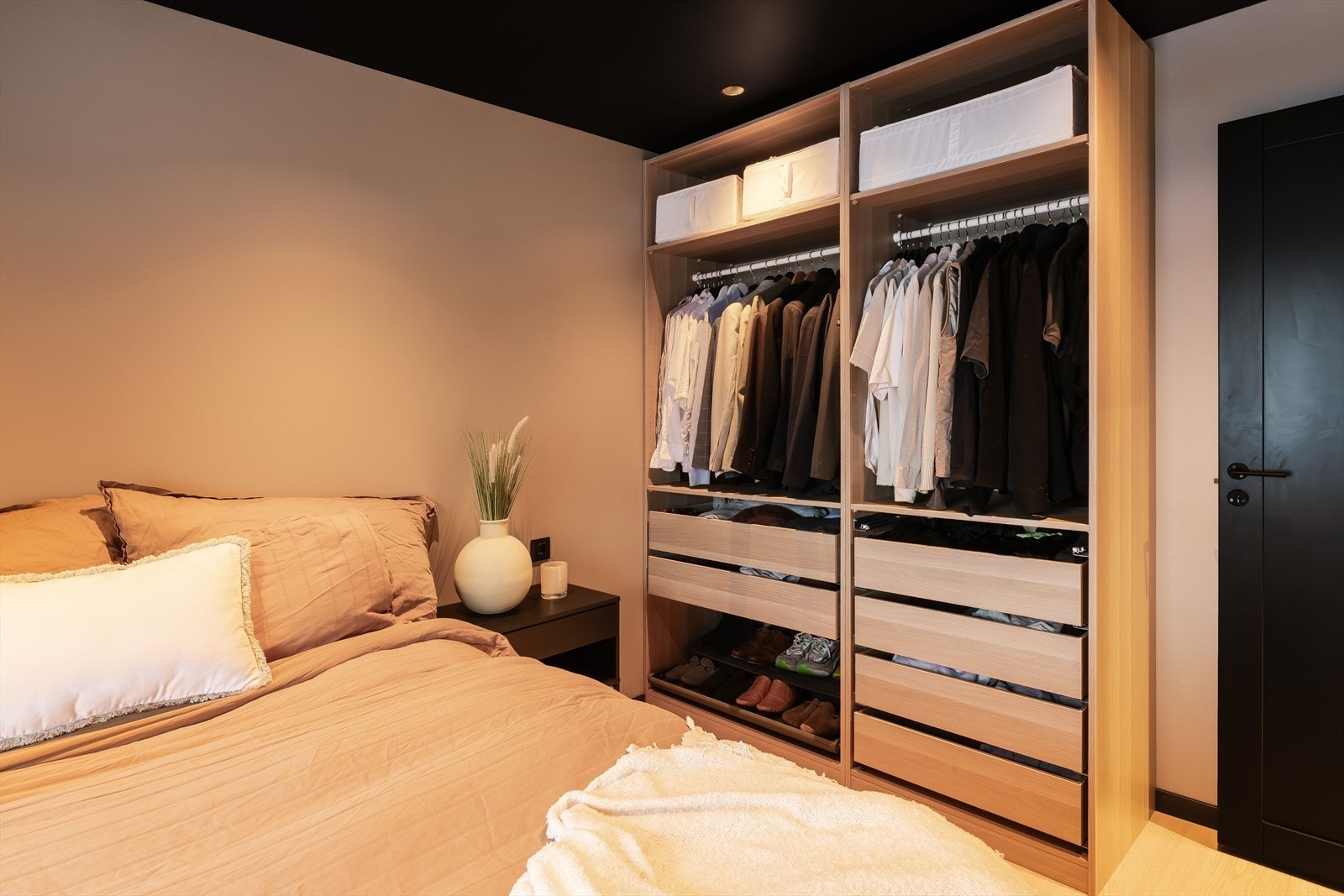 Begge soverommene har man tilgang til fra entreén. Her fra det største soverommet i leiligheten som er på 10,5 kvm. Galleribilde