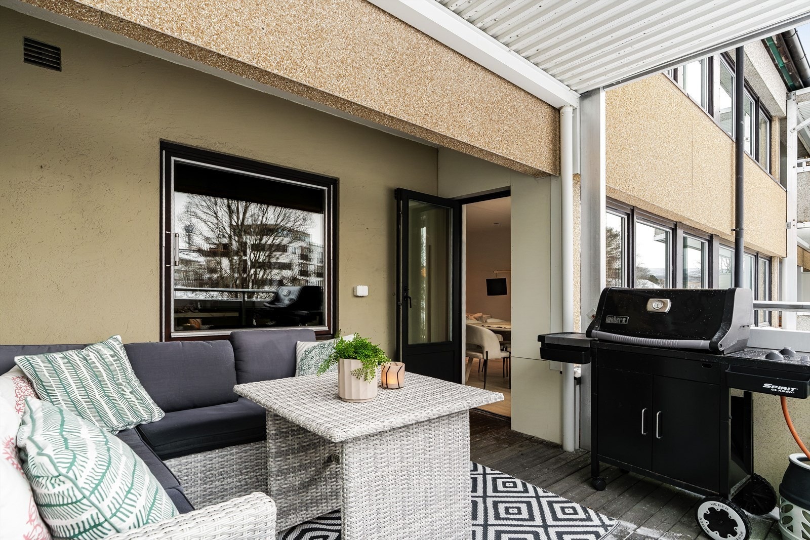 Verandaen ligger sørvestvendt, slik at man har flotte solforhold sommerstid. Galleribilde