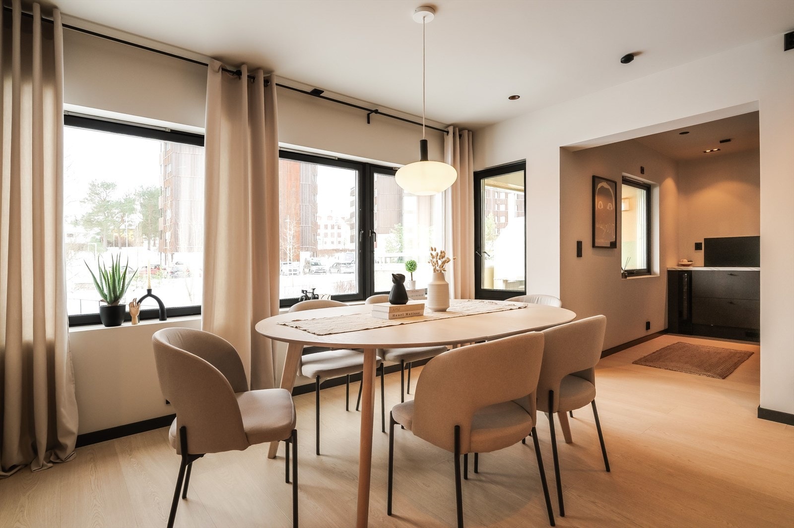 Spisebordet finner sin naturlige plass mellom stuen og kjøkkenet, hvor man får plass til 4-8 personer. Galleribilde