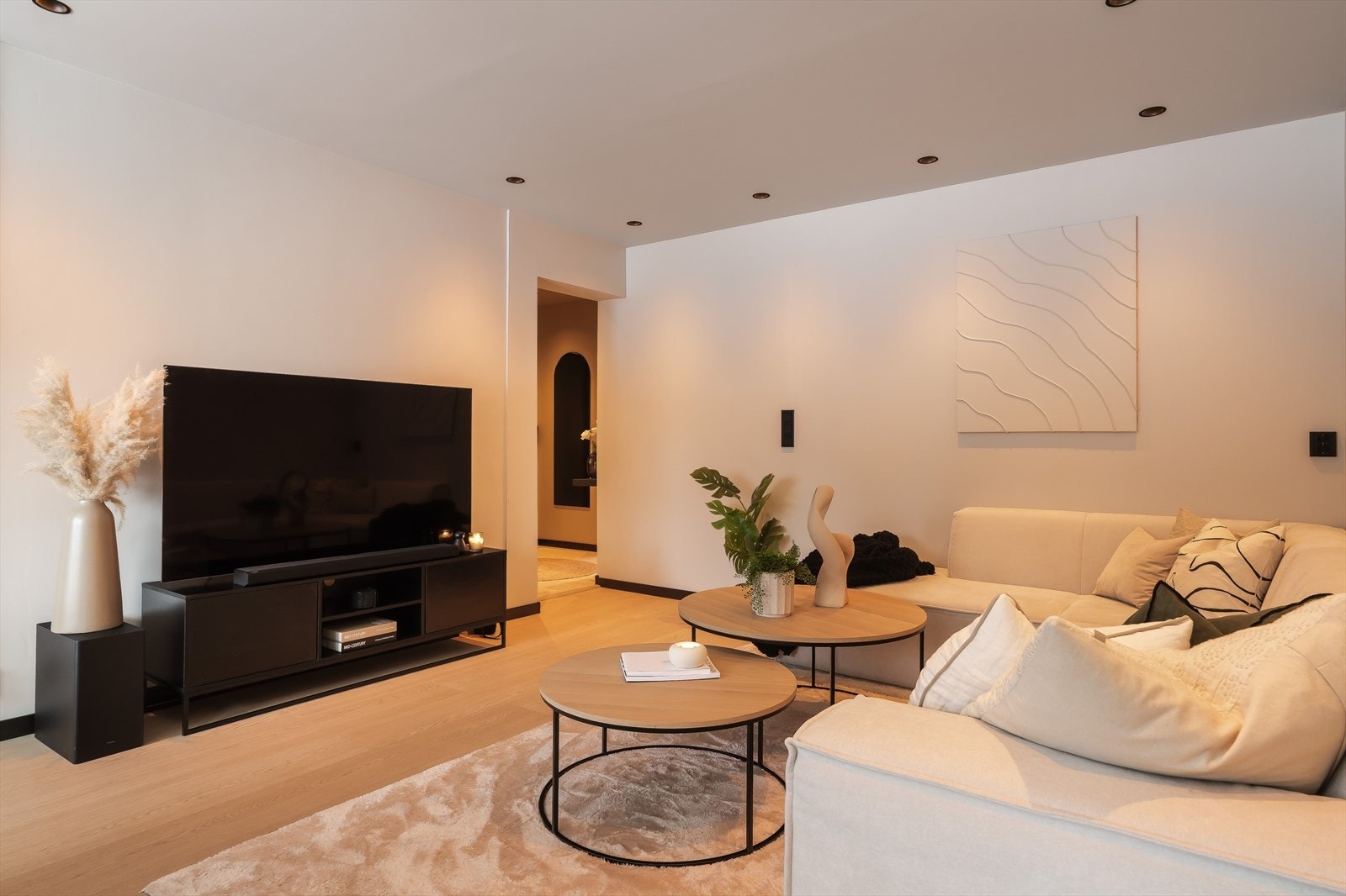 Valentinlyst Senter og flere dagligvarebutikker ligger et steinkast fra boligen. Galleribilde