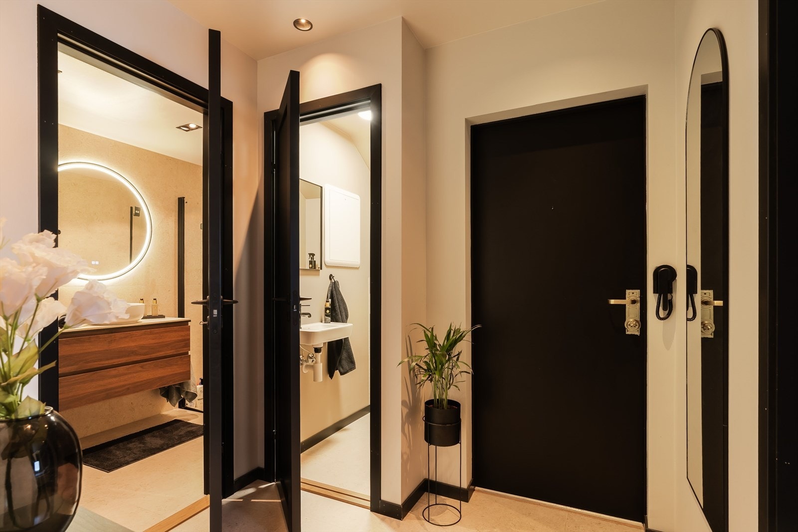 Man blir møtt med fliselagt gulv samt behagelige downlights i tak. Galleribilde