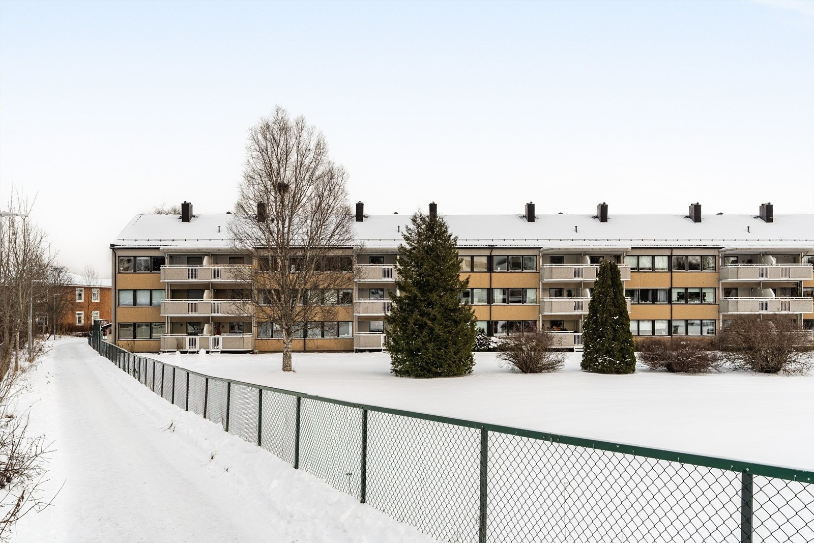 Med kun 15 min gange finner man Strindheim, hvor det både er Sirkus shopping som byr på over 100 forskjellige butikker, og hovedåre for buss. Man har også City Lade som ligger i ca. 25 minutters gange fra leiligheten. Galleribilde