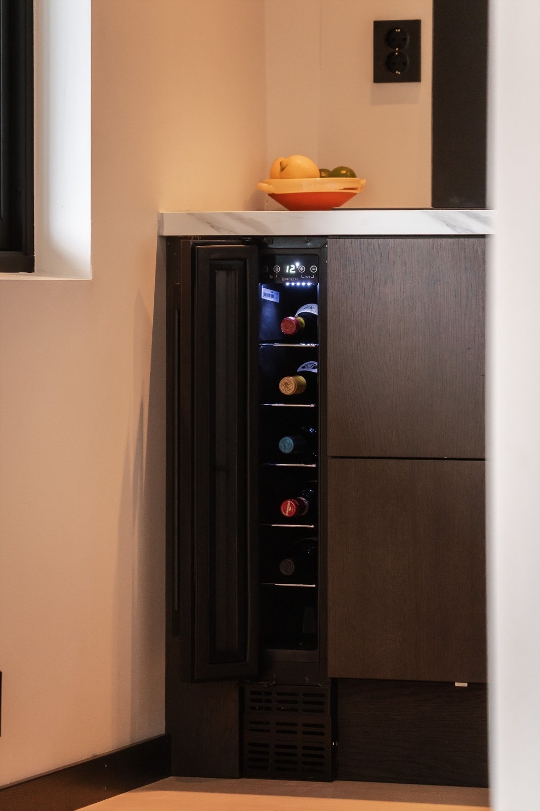 Det har påkostet integrerte hvitevarer som stekeovn, platetopp med integrert ventilator, oppvaskmaskin, vinskap, mikro, kombi frys- og kjøleskap. Galleribilde