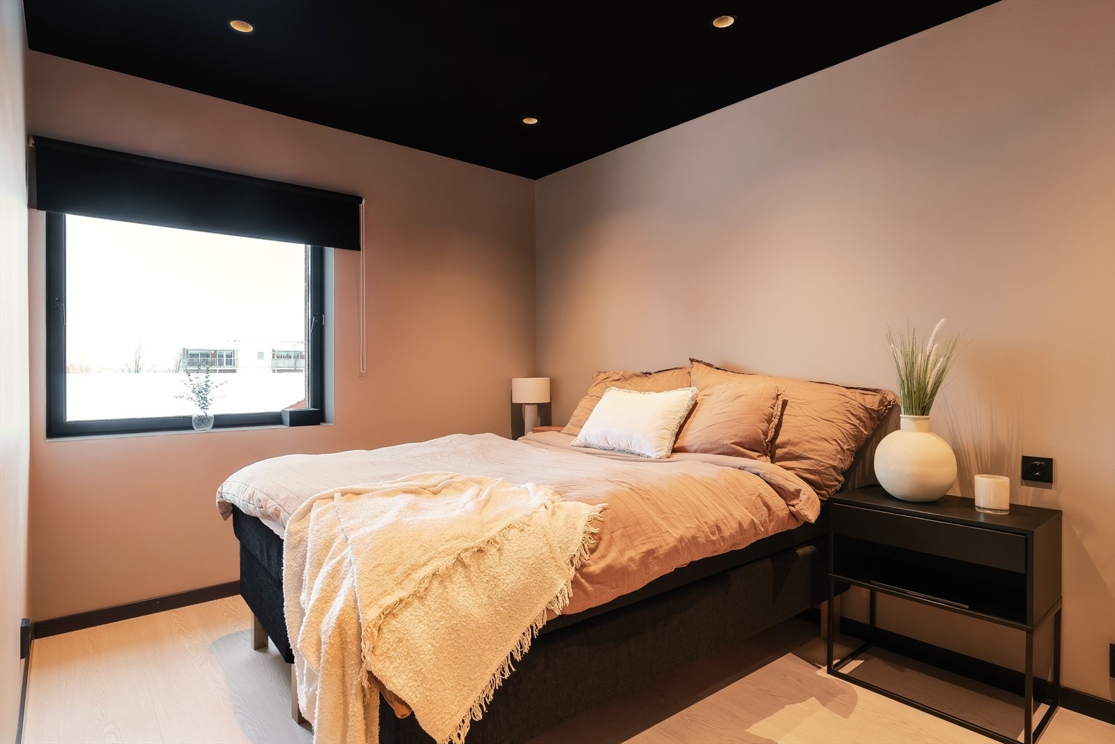 Boligen inneholder 2 soverom, som har ca. samme størrelse. Begge rommene får plass til seng, garderobeskap og kontorløsning. Galleribilde