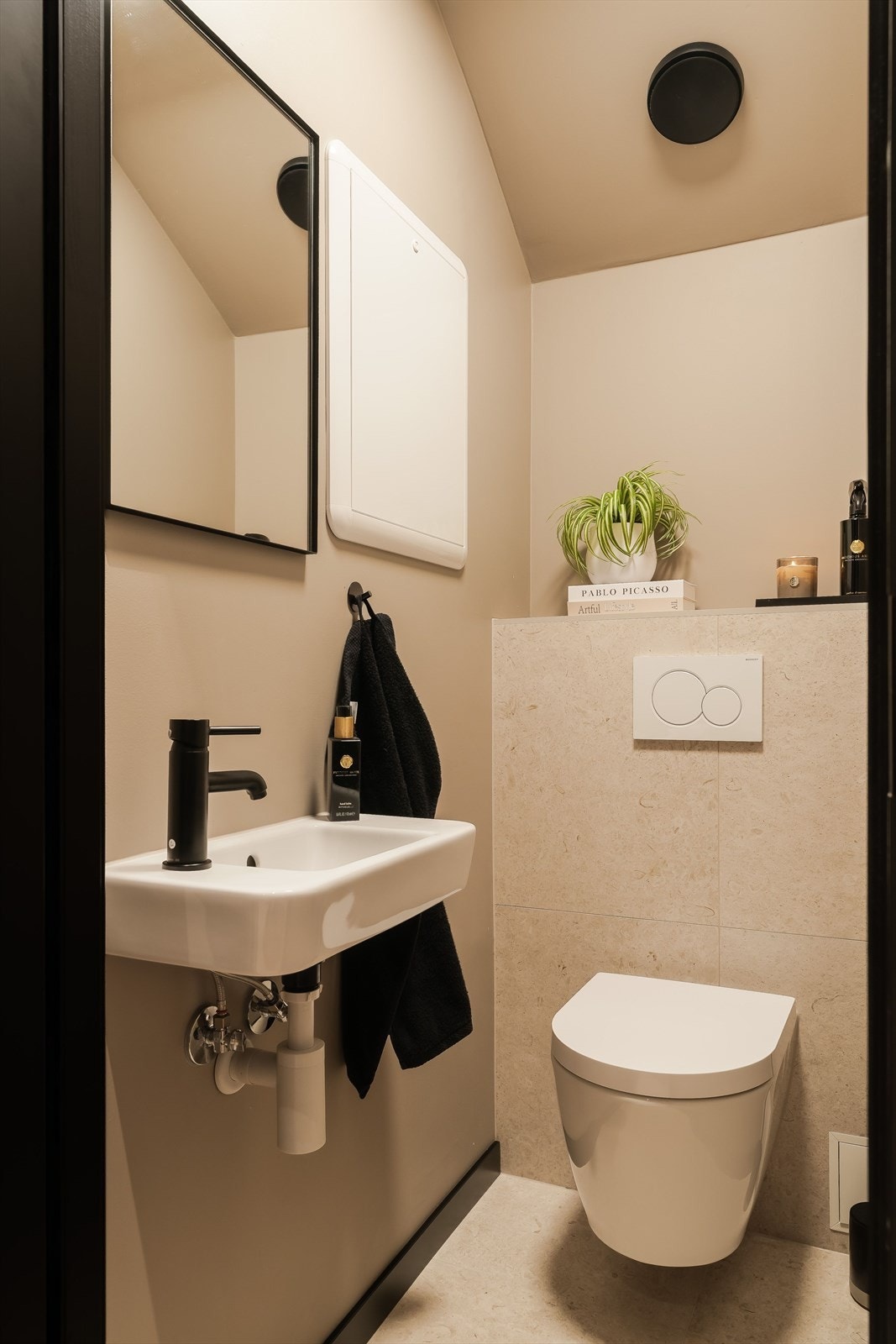 I boligen finner man samt et praktisk separat toalettrom, dette er et ekstra gode som dagens selger har etablert. Galleribilde