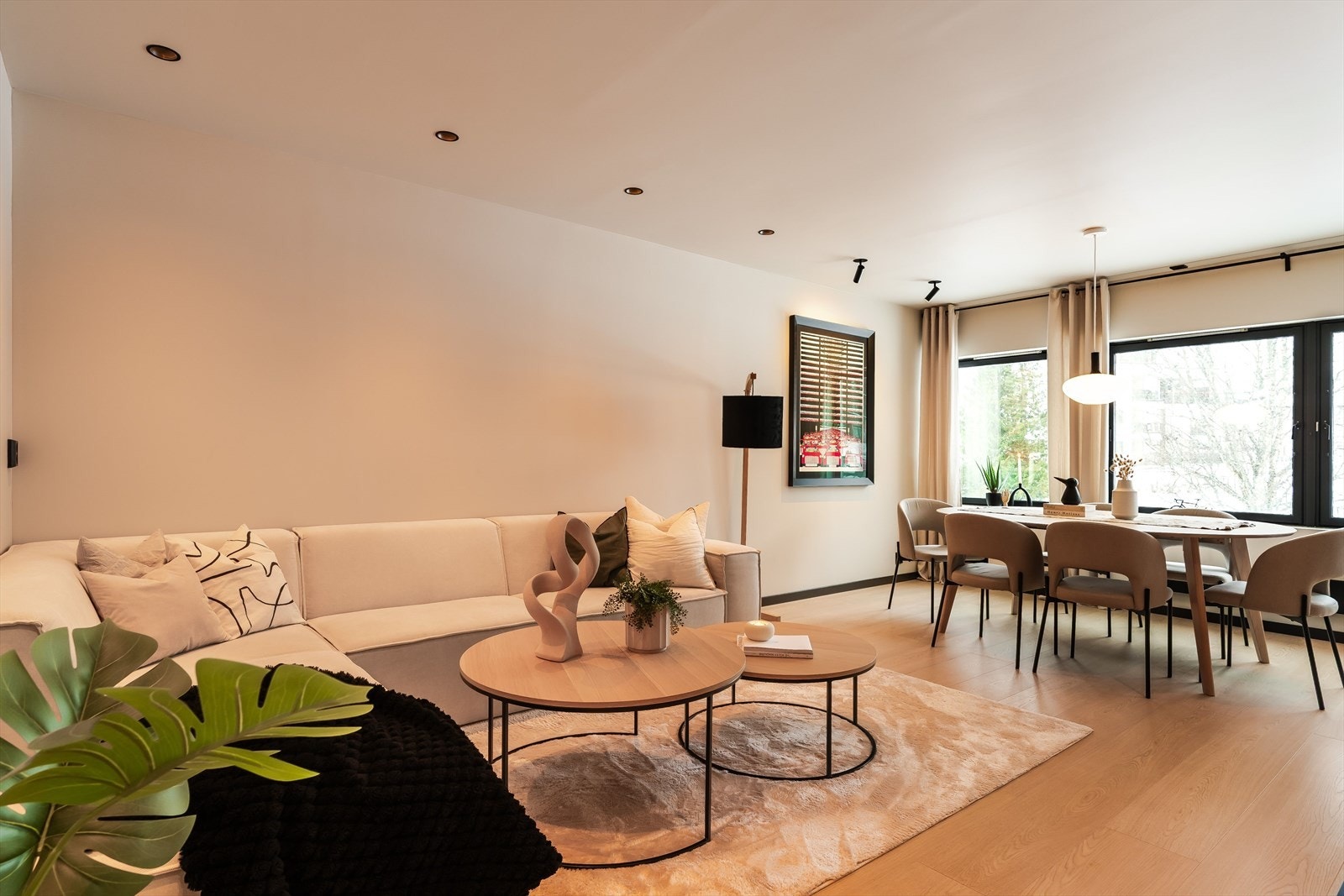 Gjennomgående bruk av spotter/downlights i hele leiligheten. Det er nytt elektrisk anlegg, hvor det i boligen er påkostet smarthjemløsning via systemet Plejd. I appen Plejd holder man kontroll på om lys er skrudd av eller på, samt lysstyrken. Galleribilde