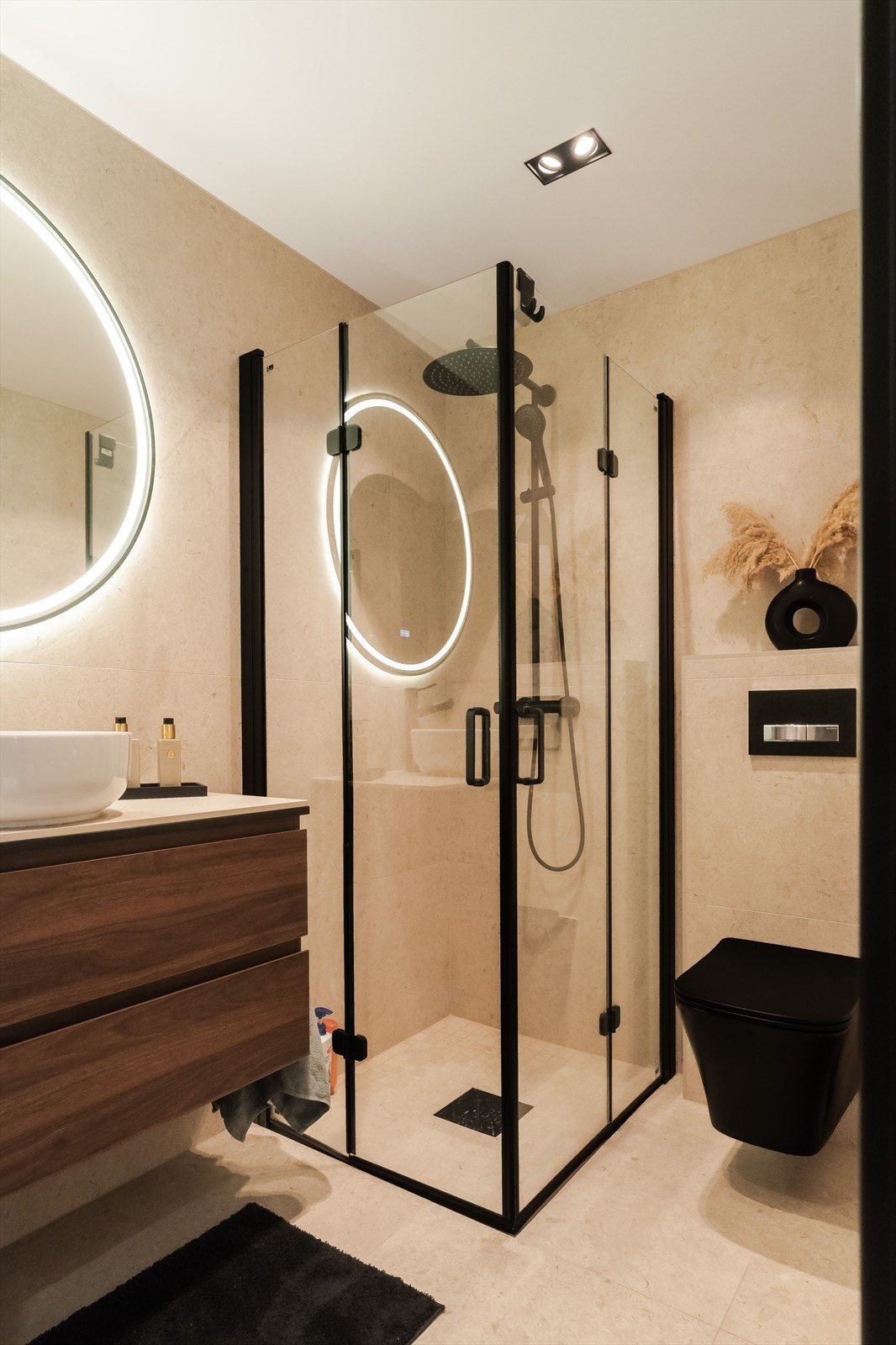 Det inneholder dusjvegger av glass, innredning med servant og opplegg for vaskemaskin. Galleribilde