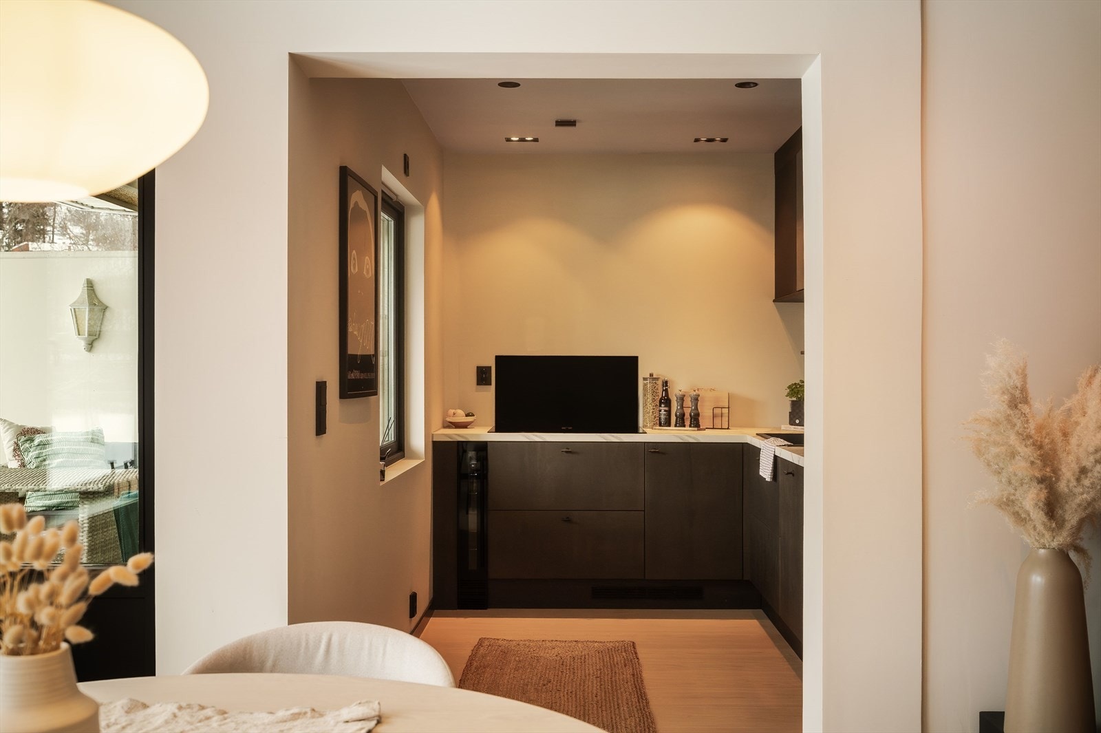 Kjøkkenet er som resten av leiligheten totaloppusset i 2025 og består av folierte skrog, folierte fronter og laminert benkeplate. Galleribilde