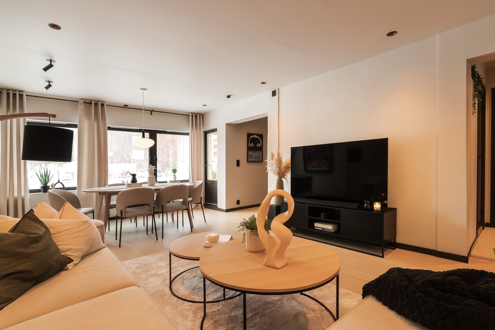 Stuen er i en delvis åpen løsning med kjøkkenet, og er på 24 kvm totalt. Galleribilde