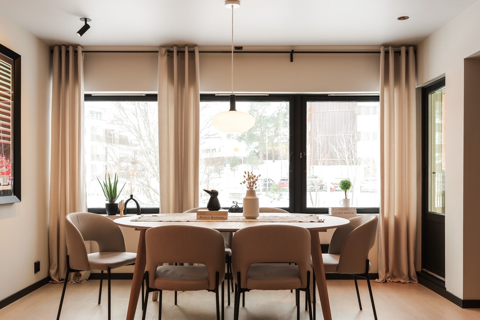 Her har man godt med plass til sofagruppe, samt at rommet nyter god naturlig belysning fra store vindu. 3-lags vindusglass som isolerer godt både for kulde og støy. Galleribilde