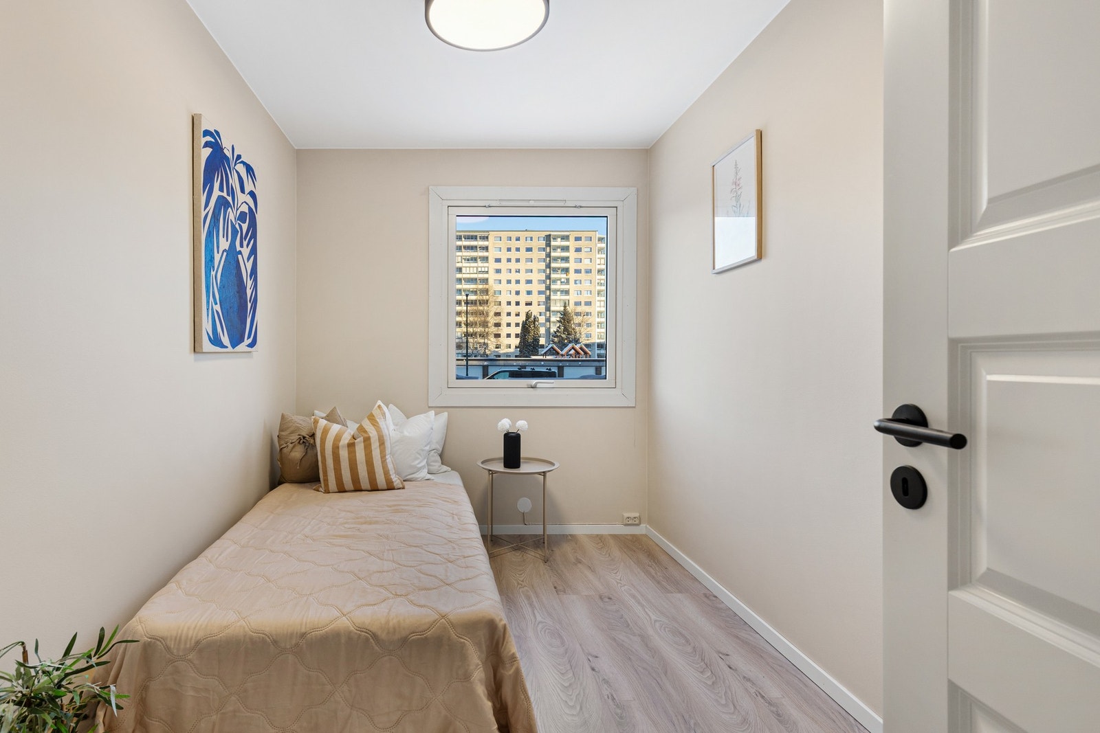 Det andre soverommet egner seg godt som barnerom, gjesterom eller hjemmekontor. Galleribilde