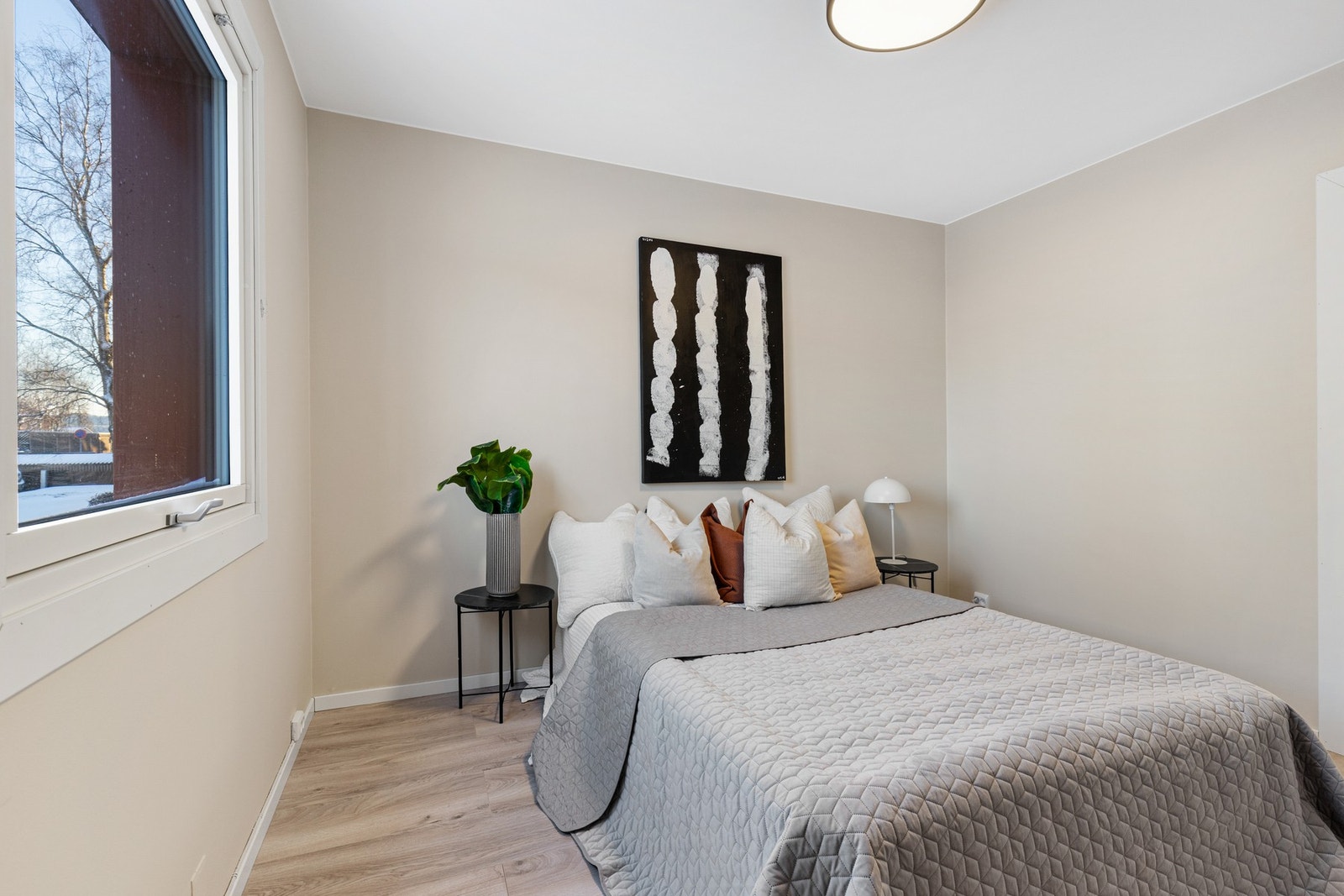 Hovedsoverommet byr på god plass til dobbeltseng og garderobe. Galleribilde