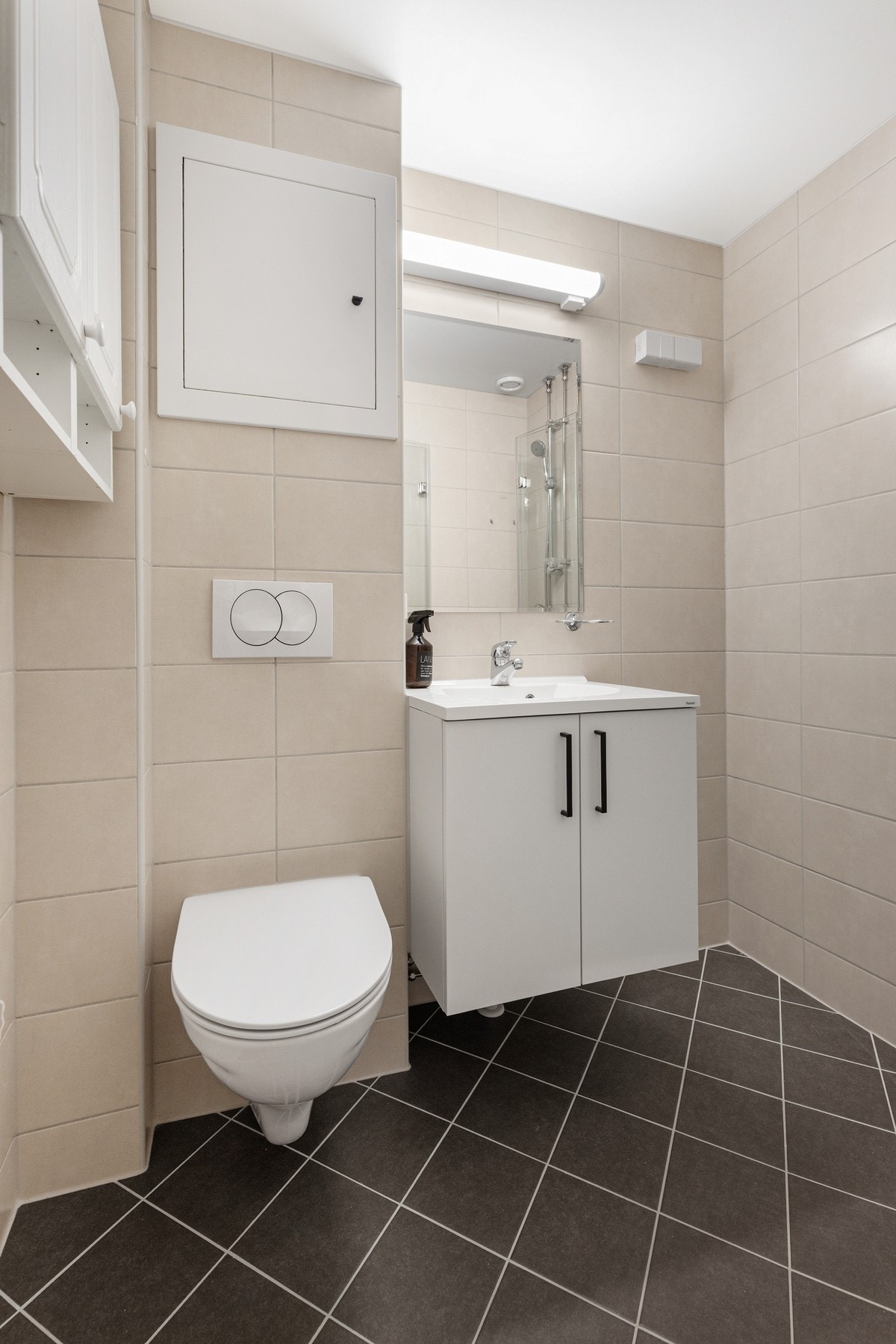 Baderommet fremstår moderne og velholdt etter oppussing utført av borettslaget i 2024. Galleribilde