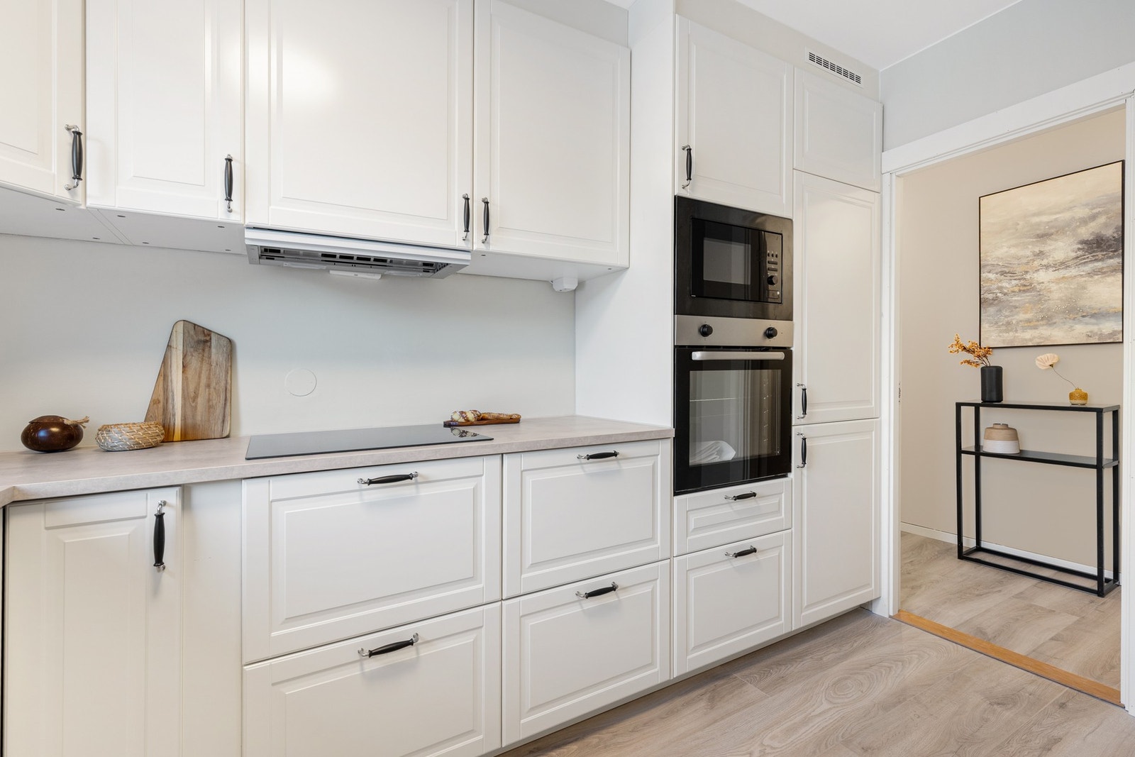 Kjøkkenet er utstyrt med integrerte hvitevarer: platetopp, komfyr, mikrobølgeovn, oppvaskmaskin og kjøl/frys samt kullfilterventilator for avtrekk. Galleribilde