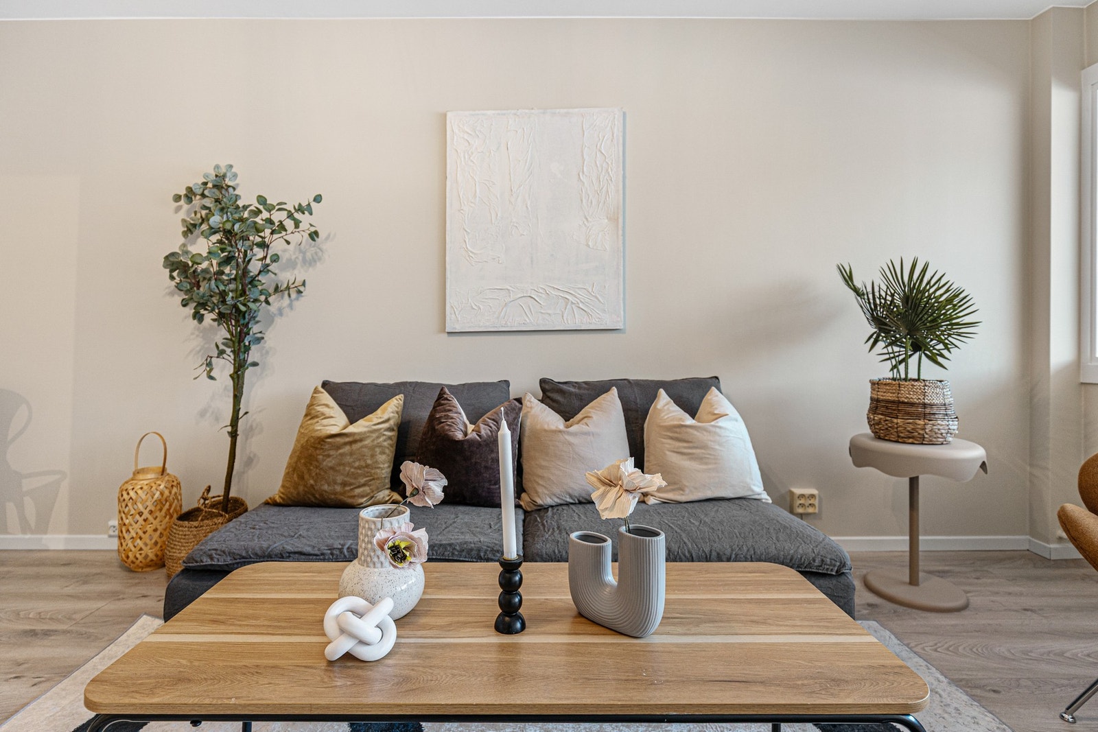 Stuen oppleves som lys med gode vindusflater som slipper inn rikelig med dagslys. Galleribilde