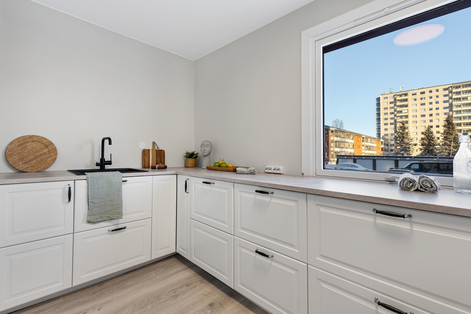 Innredningen består av profilerte fronter og benkeplate i laminat, samt oppvaskkum i kompositt. Galleribilde