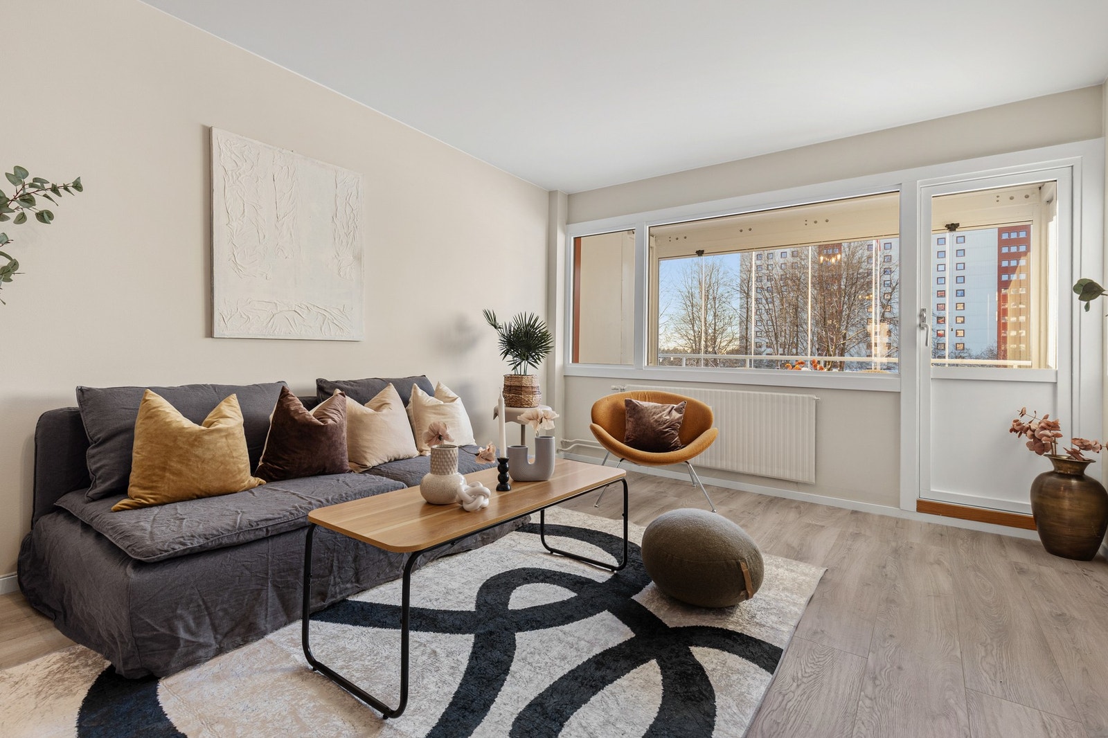 Boligen har pene laminatgulv av god kvalitet, samt sparklede, pussede og malte veggoverflater i en behagelig og tidsriktig fargetone. Galleribilde