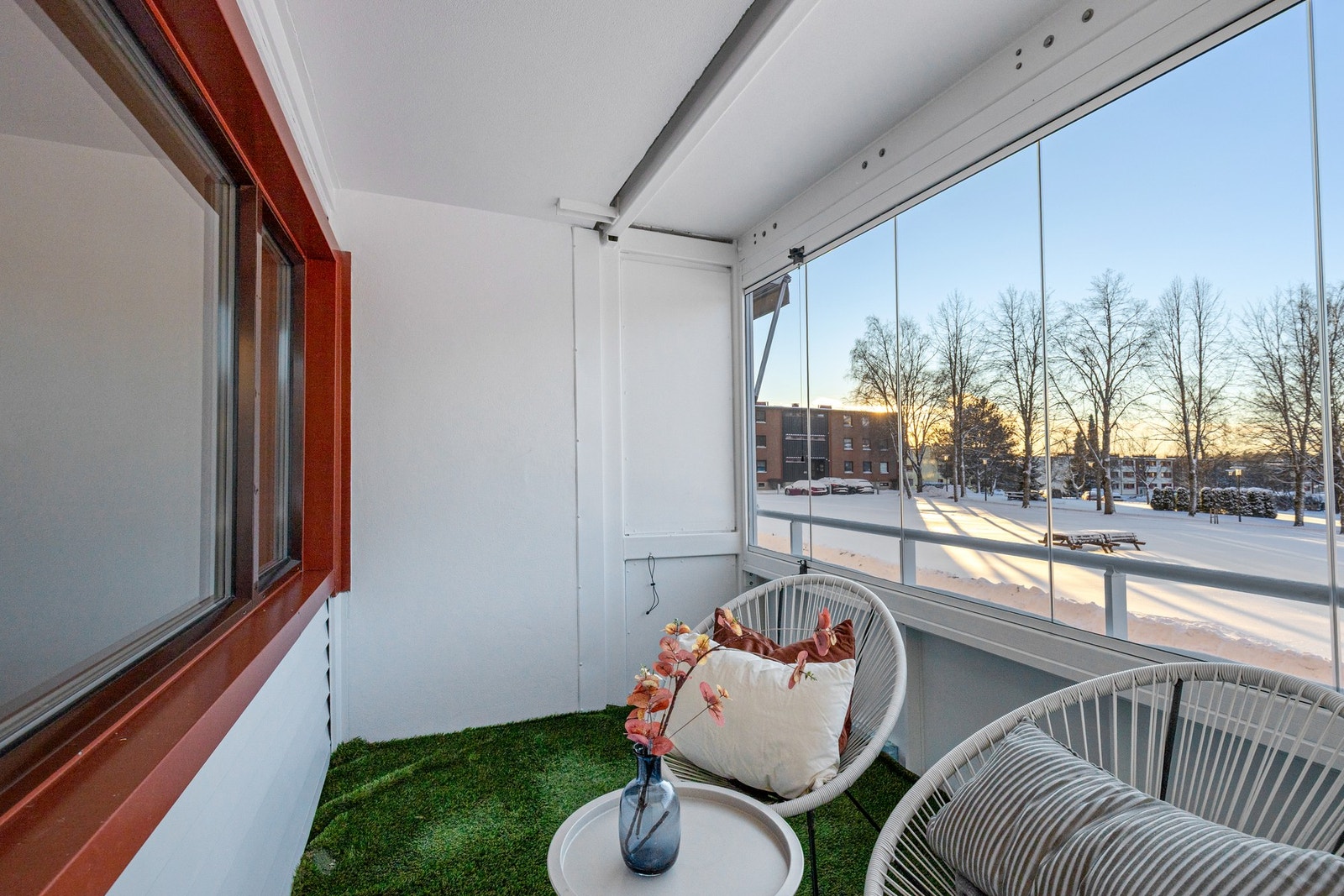 Leiligheten har en vestvendt, innglasset balkong på ca. 8 m² med adkomst fra stuen. Galleribilde