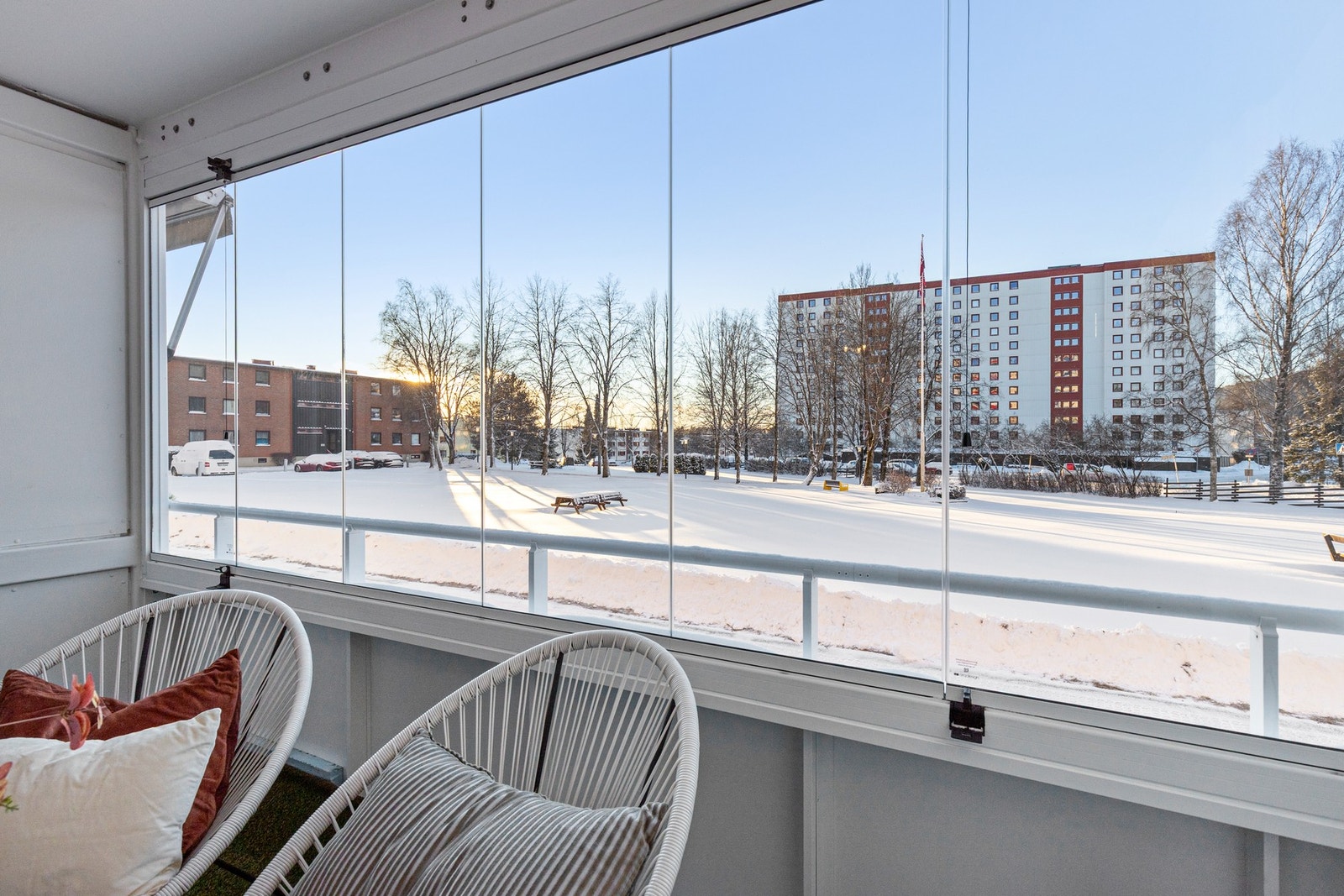 Boligen har en praktisk planløsning med entré og innvendig bod, en romslig stue med utgang til en hyggelig innglasset balkong, separat kjøkken, to gode soverom og bad. Galleribilde