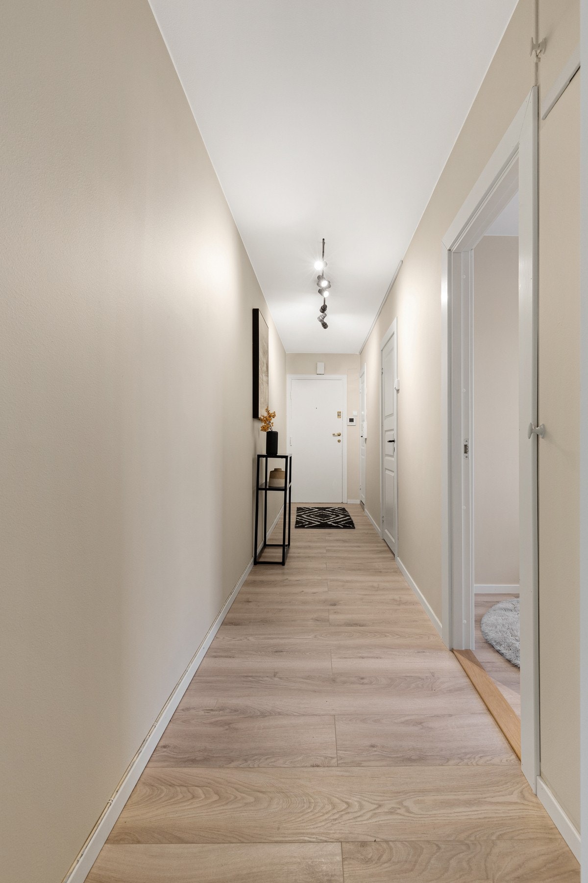 Når du trer inn i boligen, møtes du av en lys og innbydende entré. Galleribilde