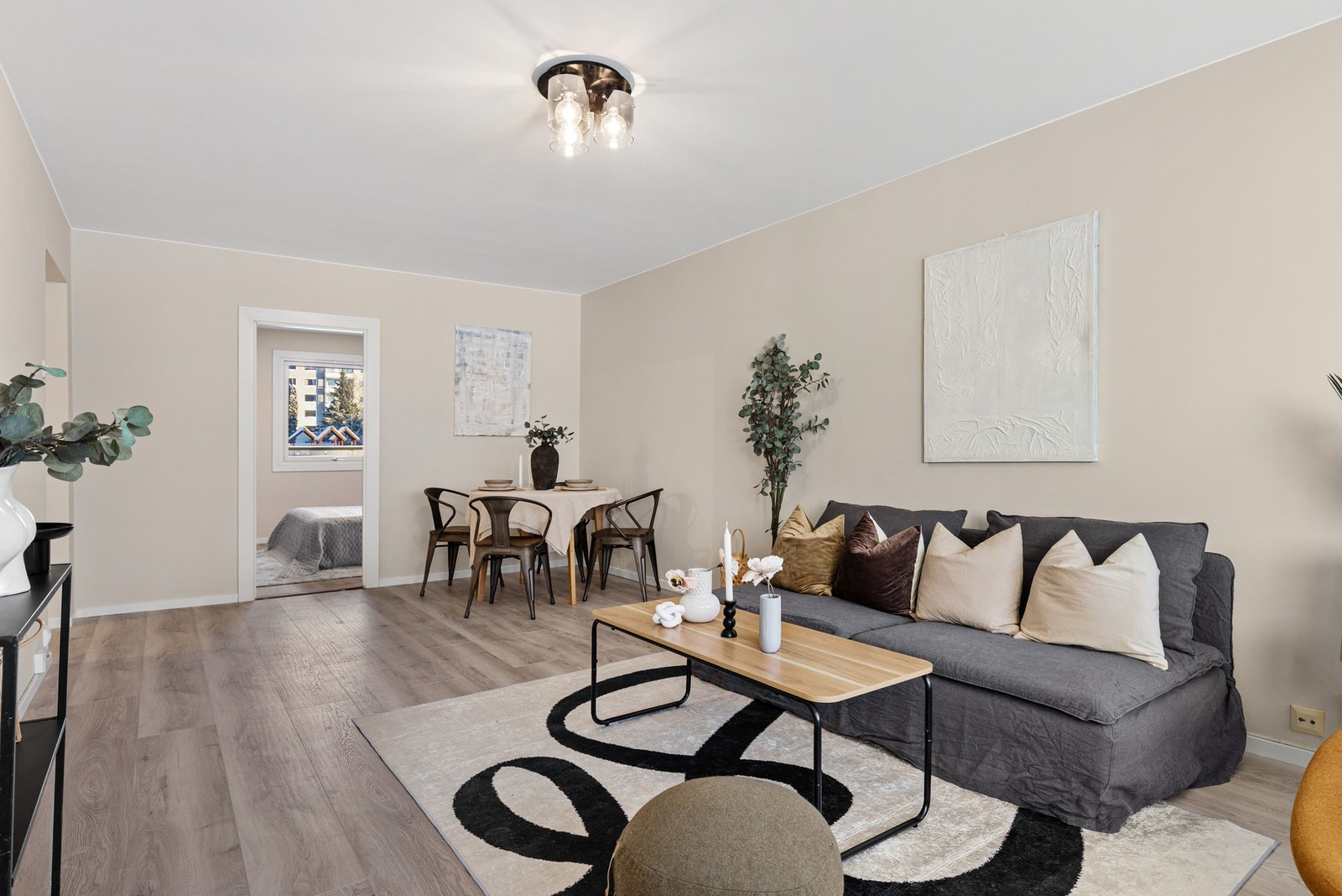 Her er det god plass til både sofagruppe og øvrig ønsket møblement, slik at du enkelt kan innrede etter behov. Galleribilde