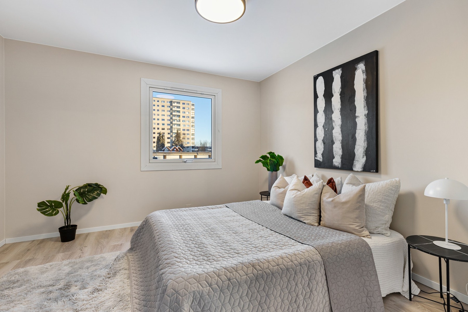 Leiligheten har to romslige soverom med store vindusflater som sørger for godt lysinnslipp. Galleribilde