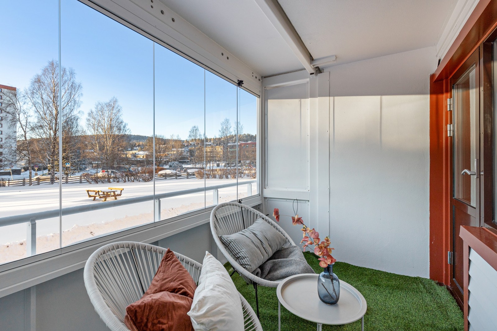 Vinduene kan enkelt skyves til siden, slik at du kan nyte både solen og den friske luften. Galleribilde