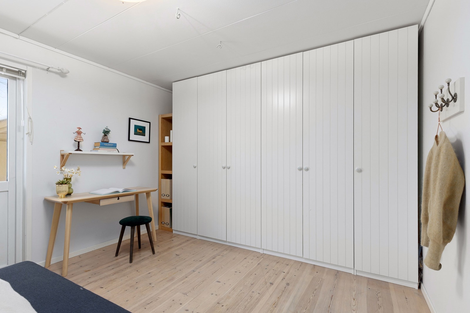 Rommet kan også fin benyttes som en TV-stue, ungdomsstue eller et gjesterom. Fra soverommet er det også utgang til hagen Galleribilde