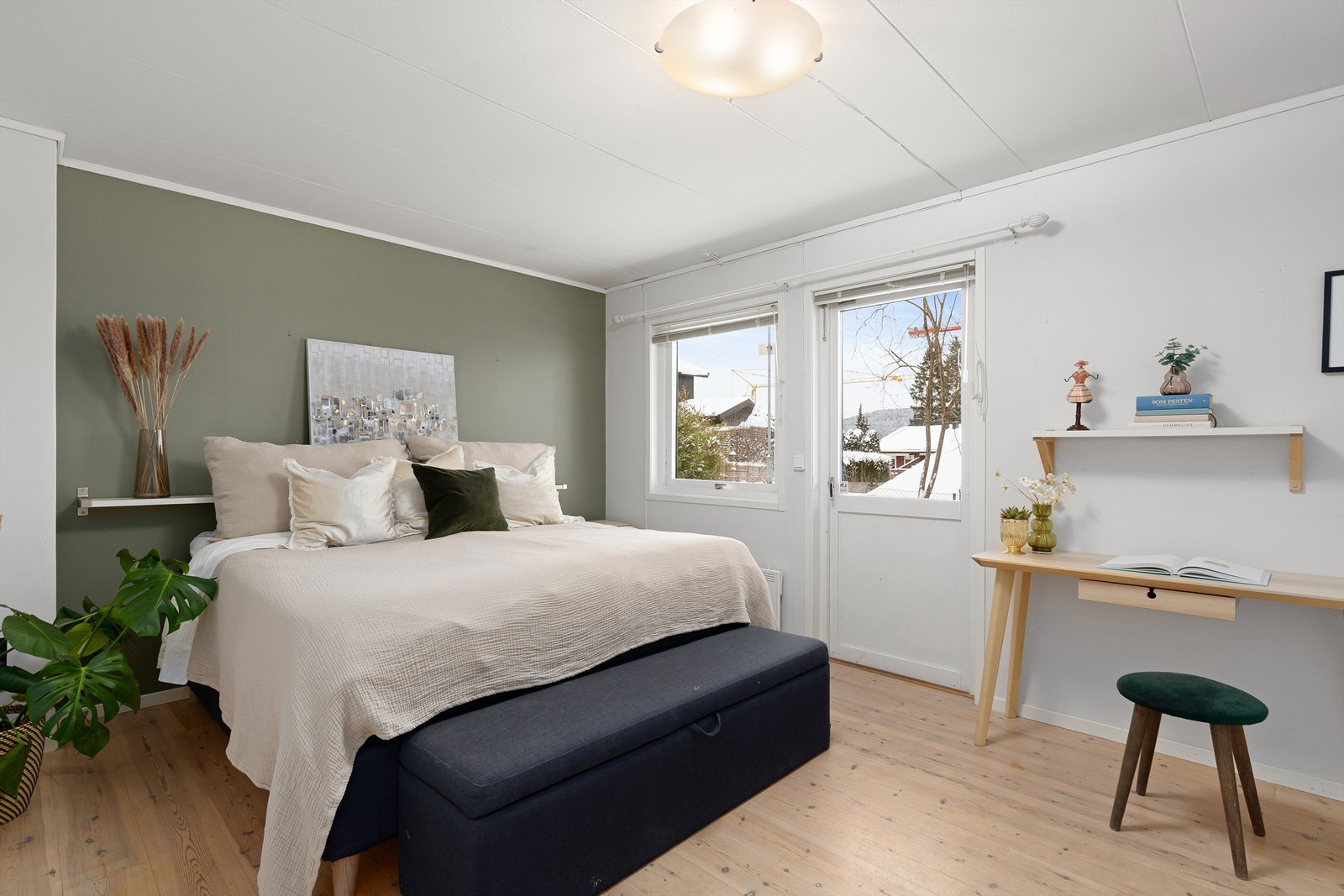 Soverommet i underetasjen er stort og romslig, og en herlig plass å kunne trekke seg tilbake Galleribilde