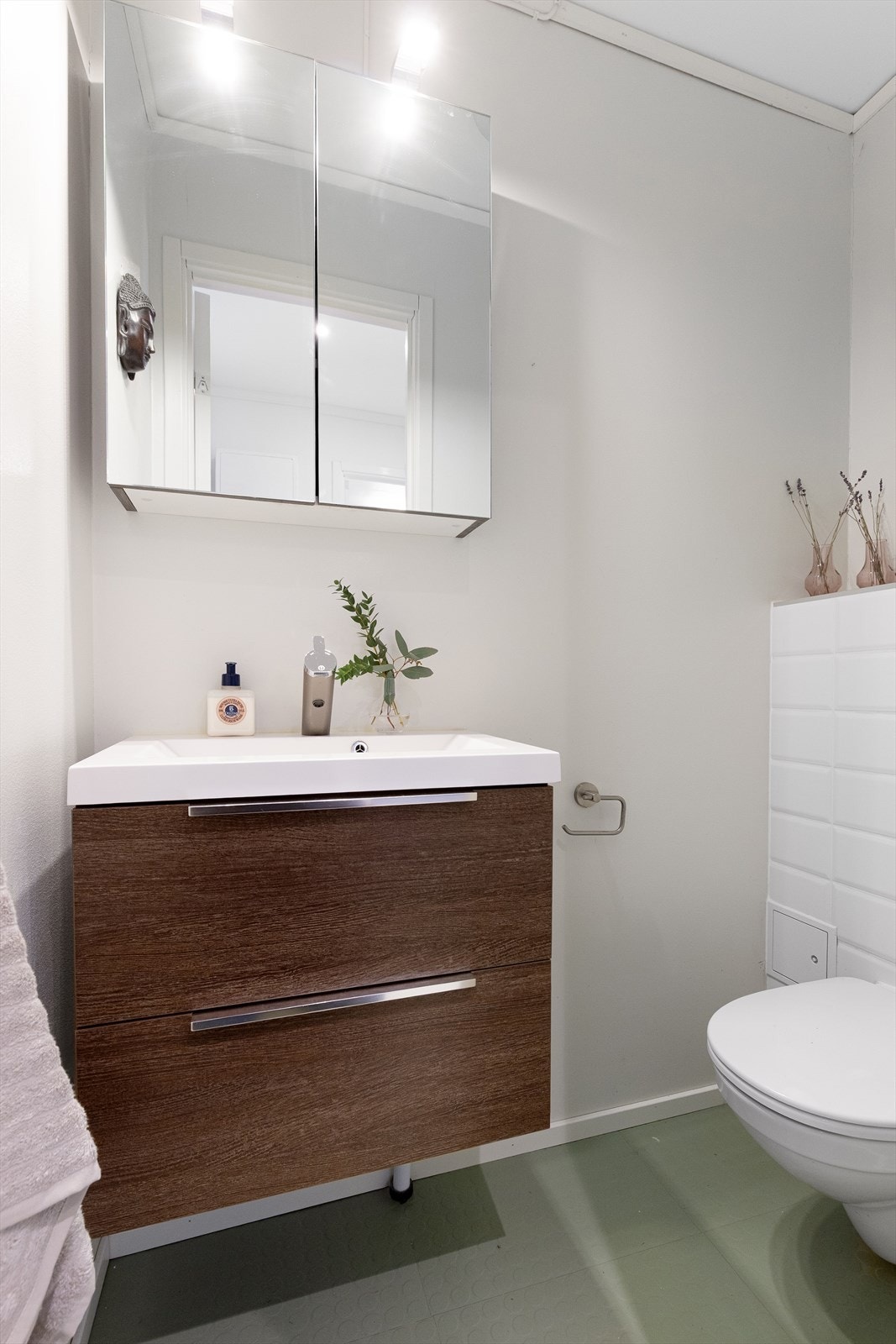 Lekkert toalettrom malt i delikate og friske farger Galleribilde