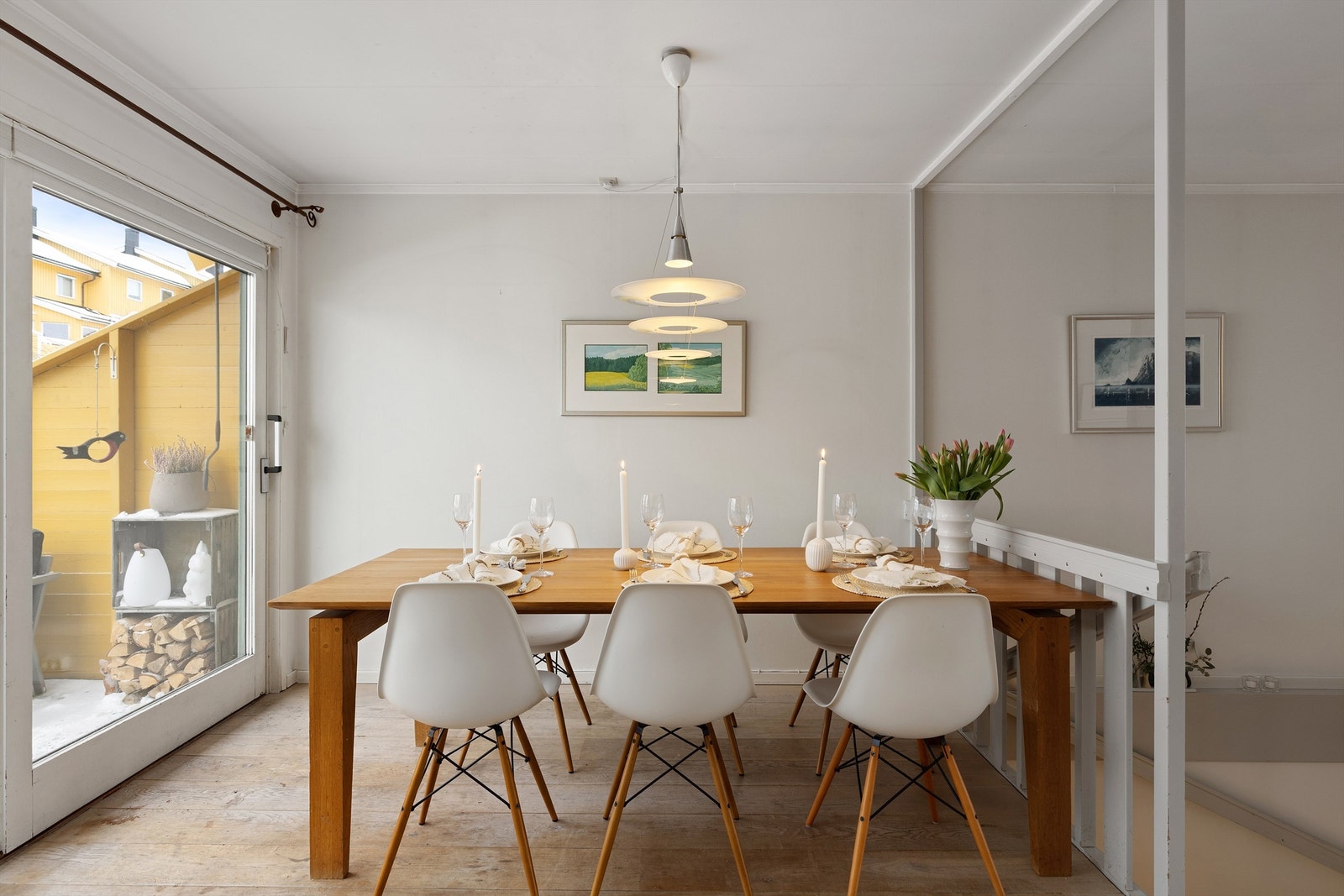 I tilknytning til kjøkkenet er det god plass til et spisebord foran de store vindusflatene mot balkongen Galleribilde