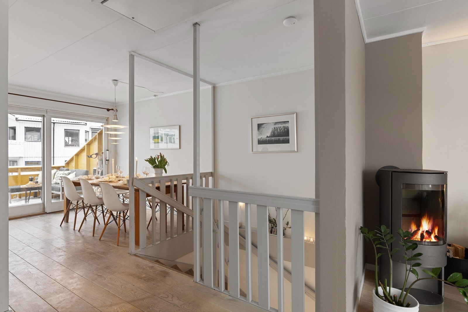 Det er tilgang til god lagringsplass på loft via loftsluke ved trappen. Galleribilde