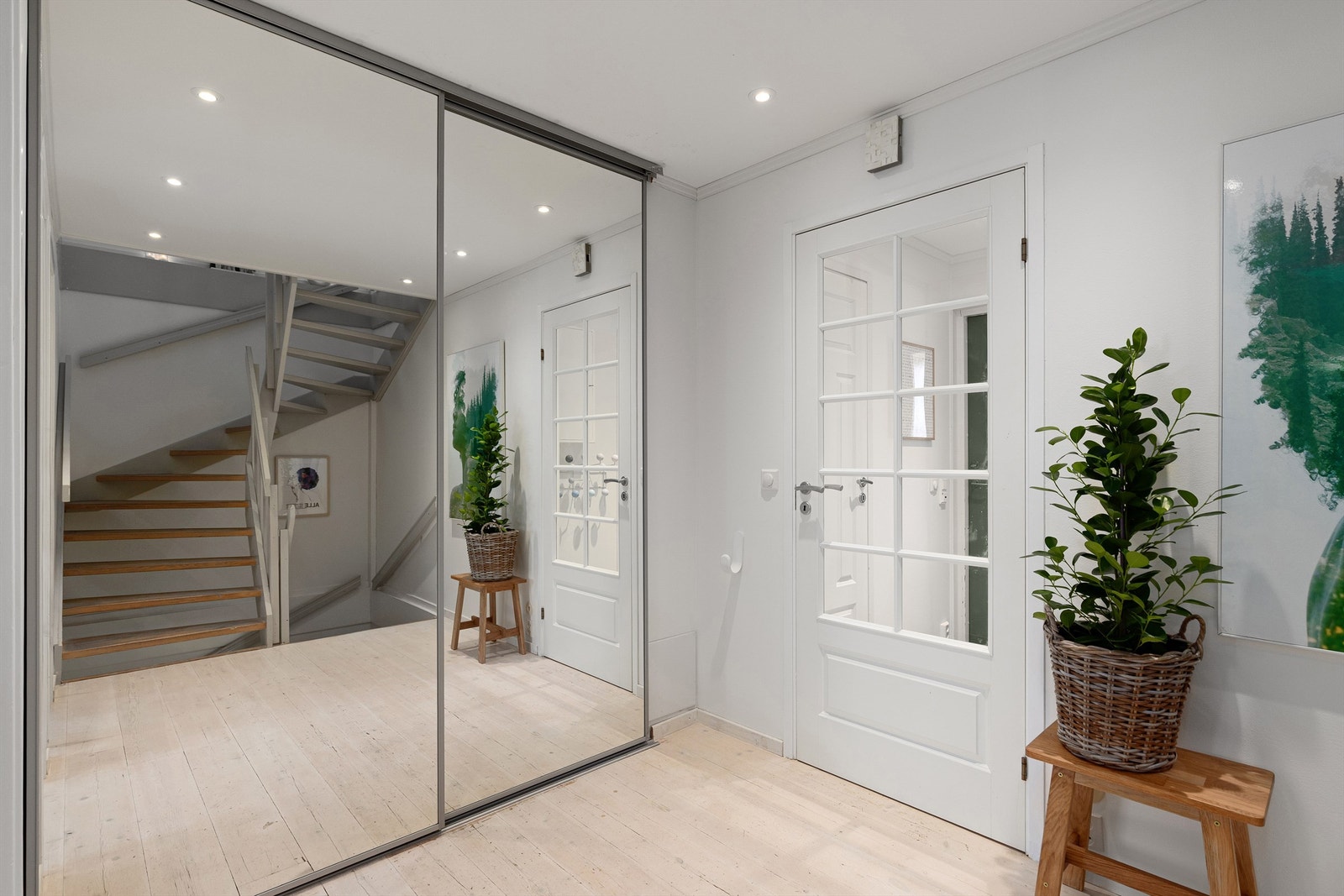 Trappegangen har stor skyvedørsgarderobe med god plass til å henge fra seg yttertøy Galleribilde