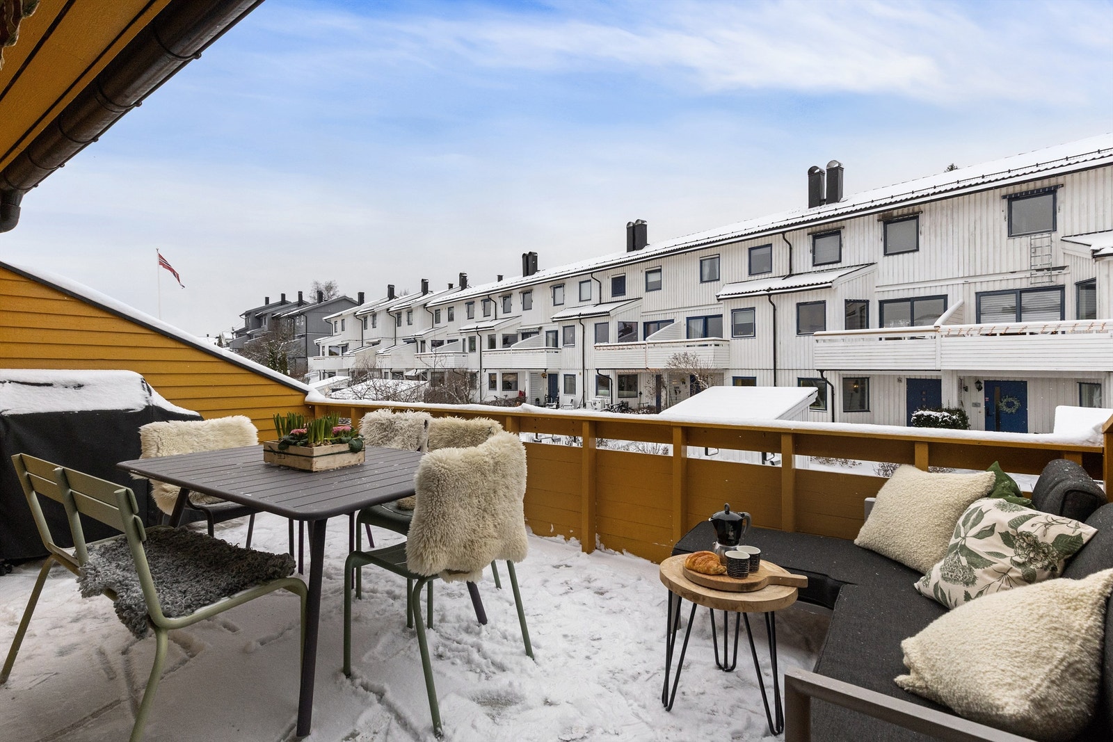 Balkongen fra kjøkkenet er på 15 kvm med kveldssol til ca kl 20:00 på sommeren. Galleribilde