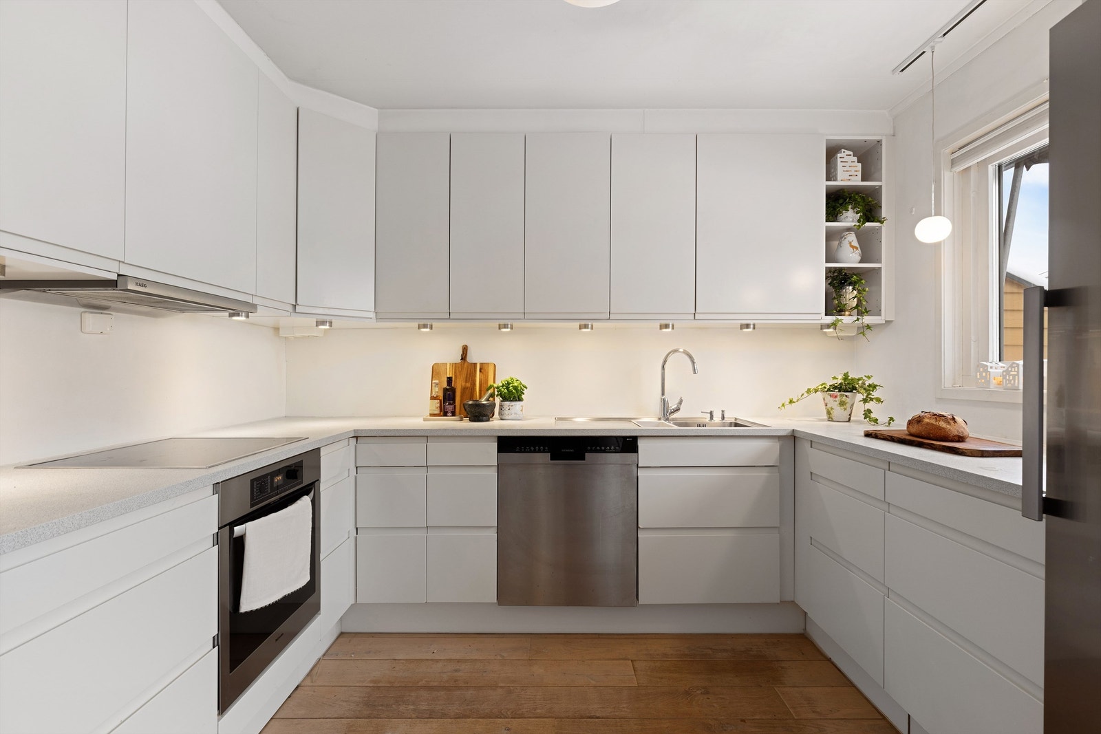 Kjøkkenet har en praktisk U-form som gir god utnyttelse av rommet Galleribilde