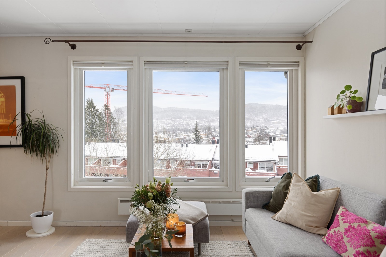 Store vindusflater går igjen, noe som gir et flott naturlig lys til rommene Galleribilde