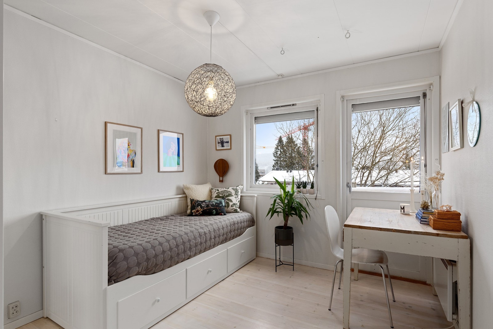 Fra det ene soverommet er det utgang til en koselig luftebalkong Galleribilde