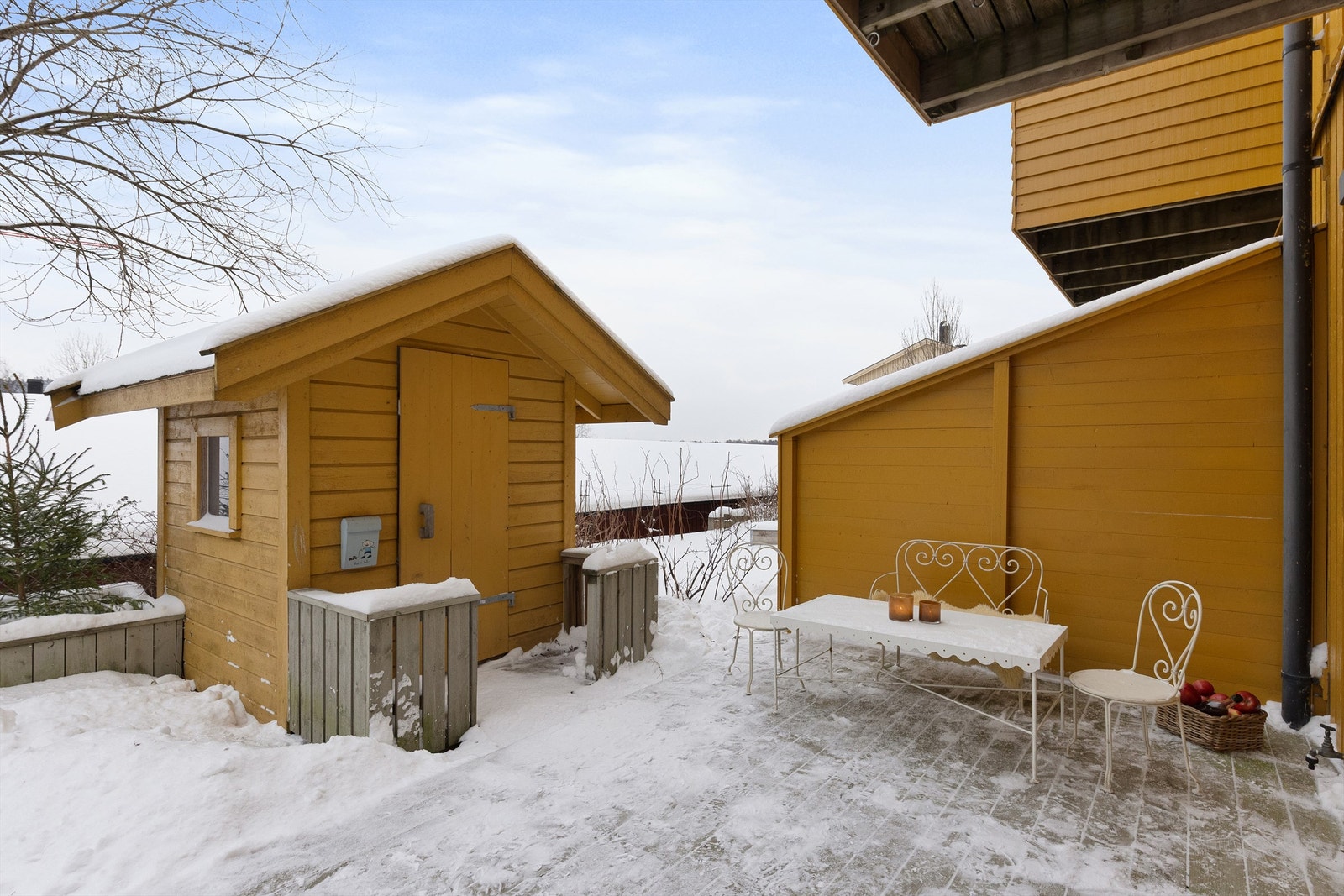 I hagen er det plassert et lite dukkehus Galleribilde