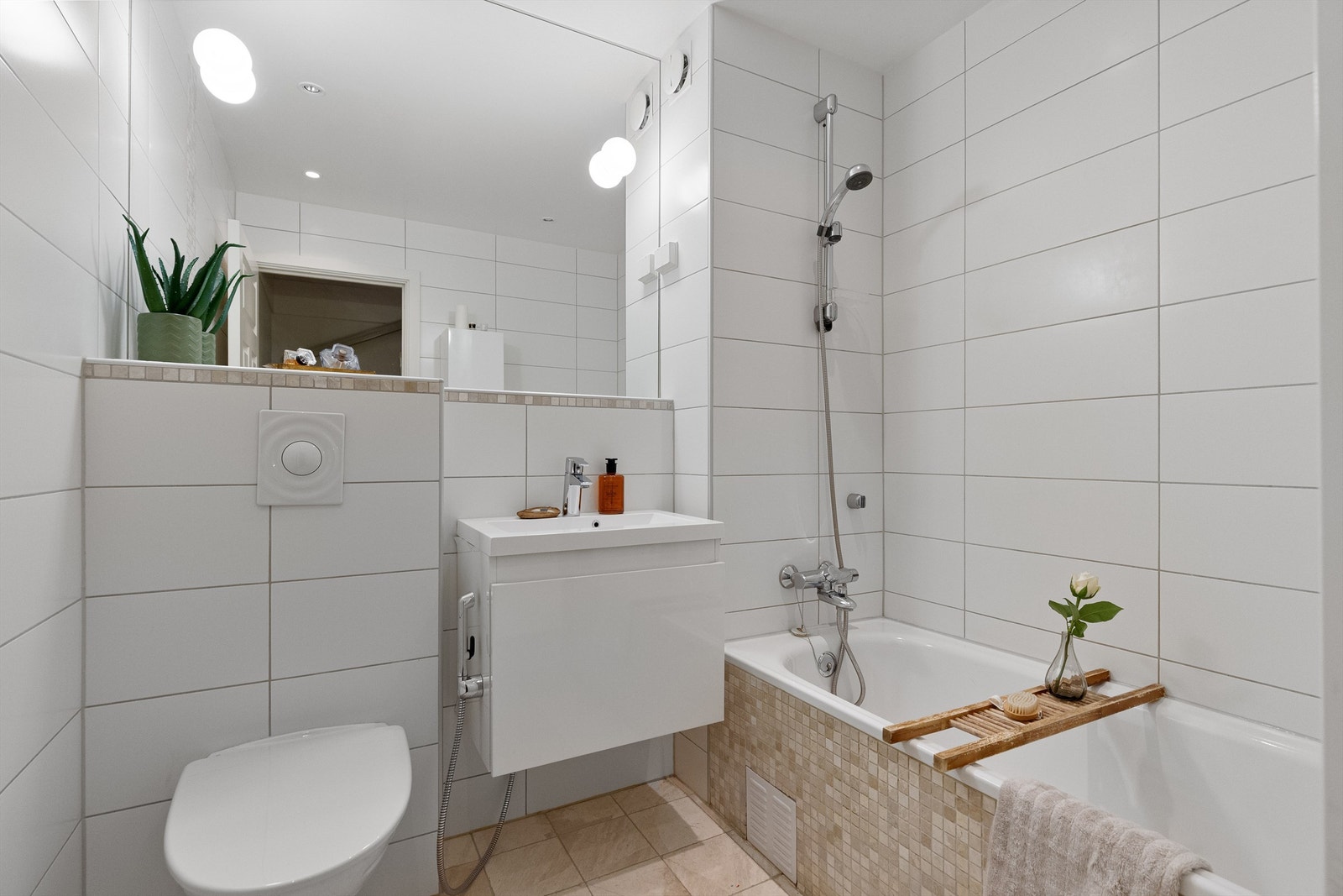 Lys og flislagt baderom med gulvvarme, rommet ble pusset opp i 2010 Galleribilde