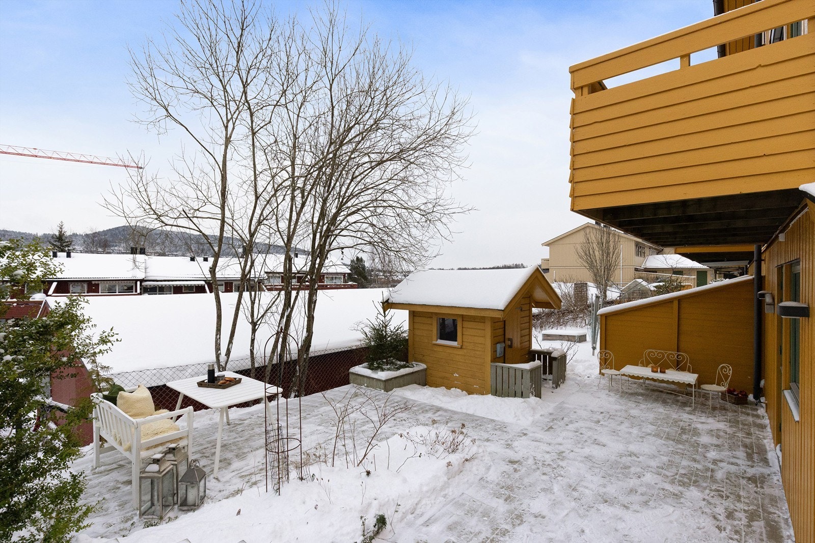 Flott uteplass med plass til flere sittegrupper, og med god plass for de minste å leke Galleribilde