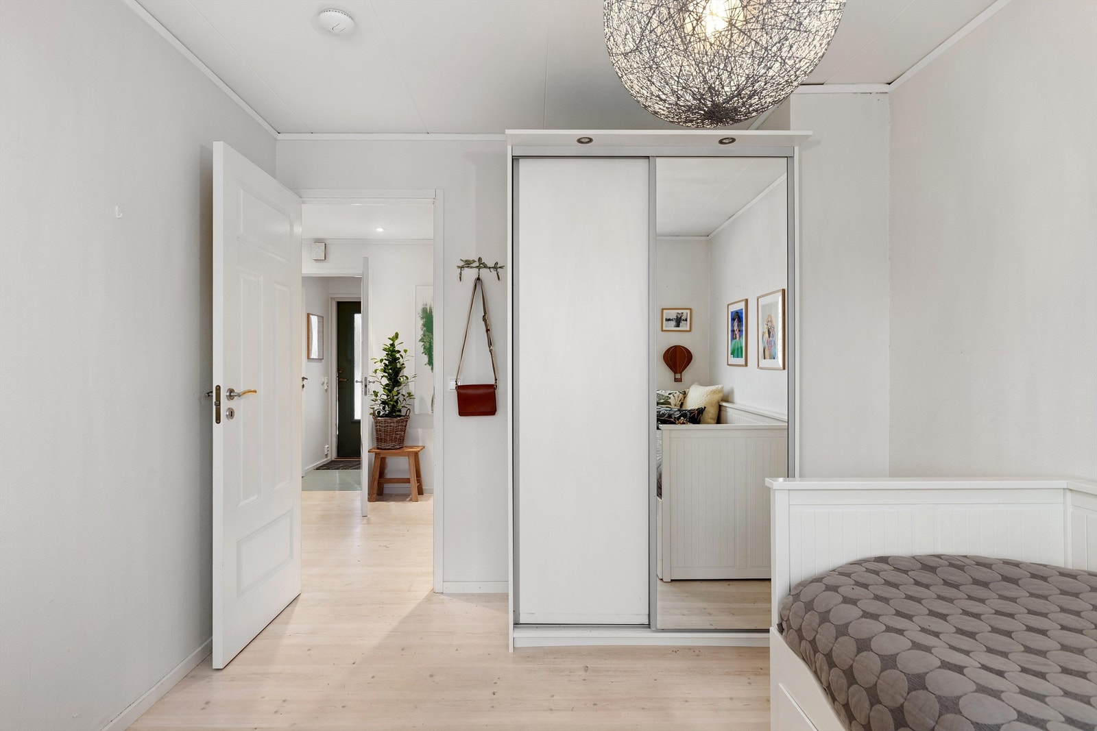 Tre av boligens fire soverom er samlet i 1. etasje Galleribilde