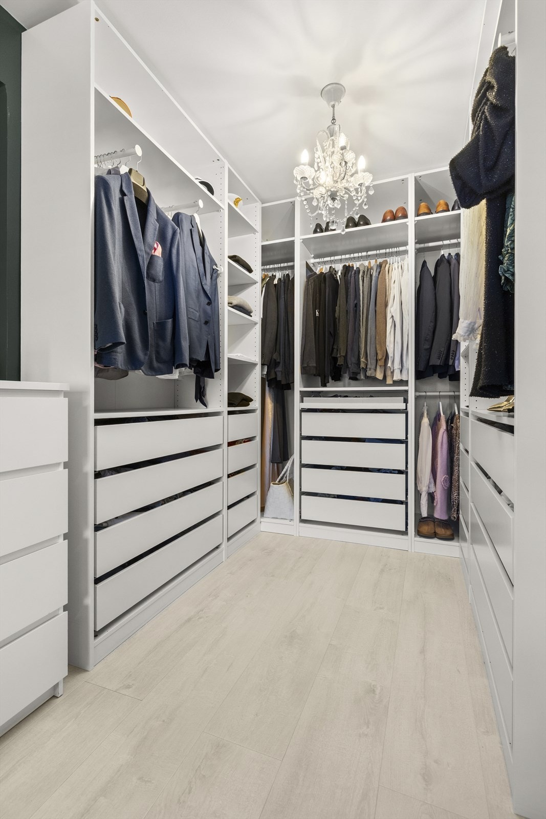 Maksimalt utnyttet walk-in closet med god plass til klær og oppbevaring Galleribilde