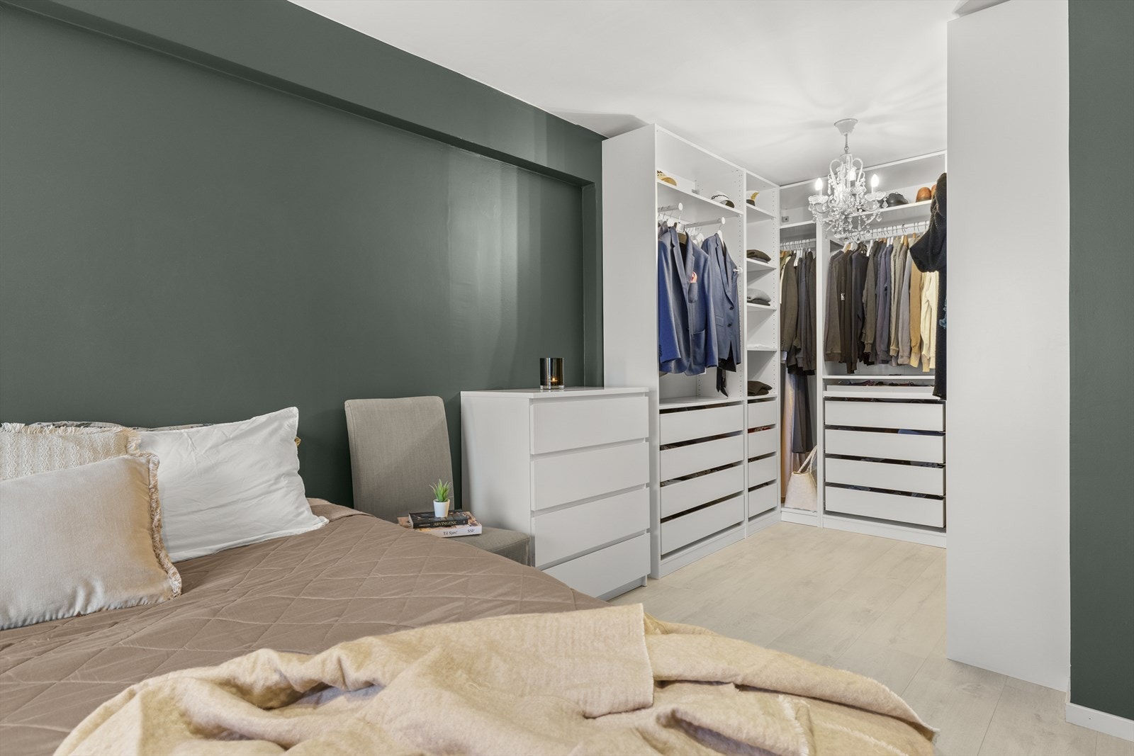 Videre får man direkte tilgang til en svært praktisk walk-in closet. Galleribilde