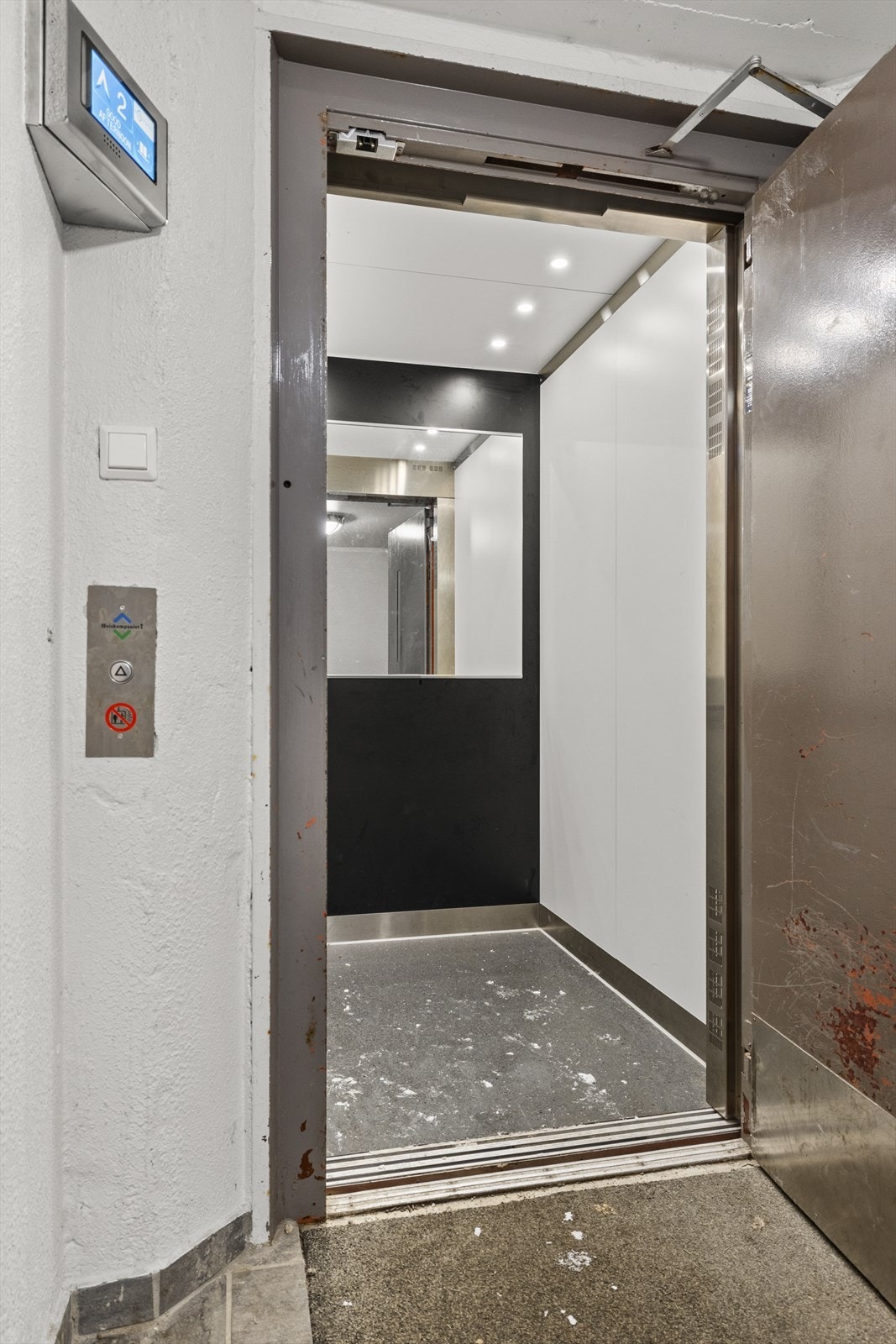 Heis med direkte adkomst fra parkeringsplan til leilighetsplan. Leiligheten disponerer en parkeringsplass på taket. Galleribilde