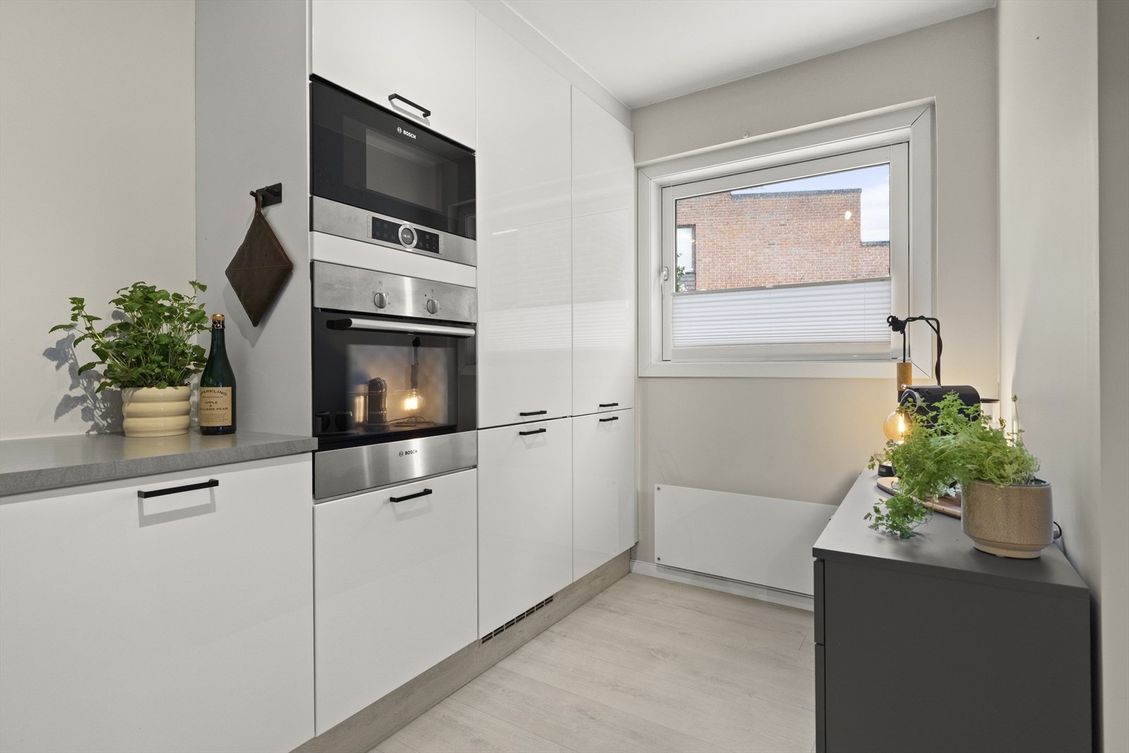 Særdeles flott kjøkken med mye skap- og benkeplass Galleribilde