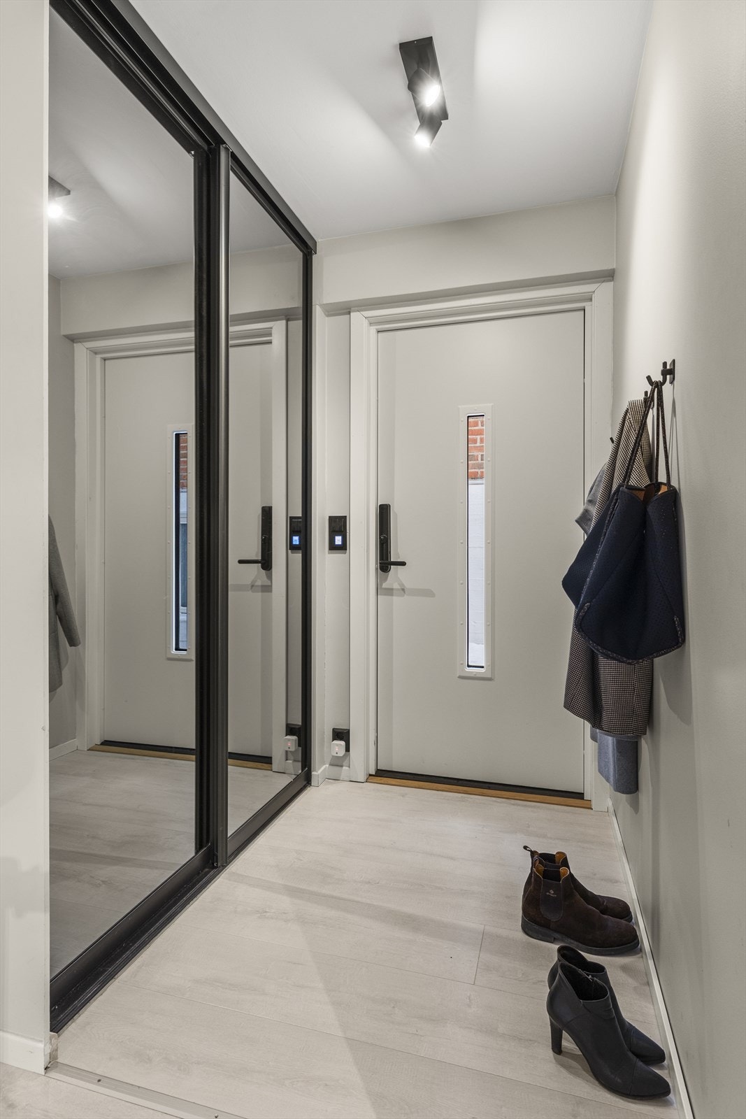 I entréen er det en svært praktisk skyvedørsgarderobe med god plass til oppbevaring. Galleribilde